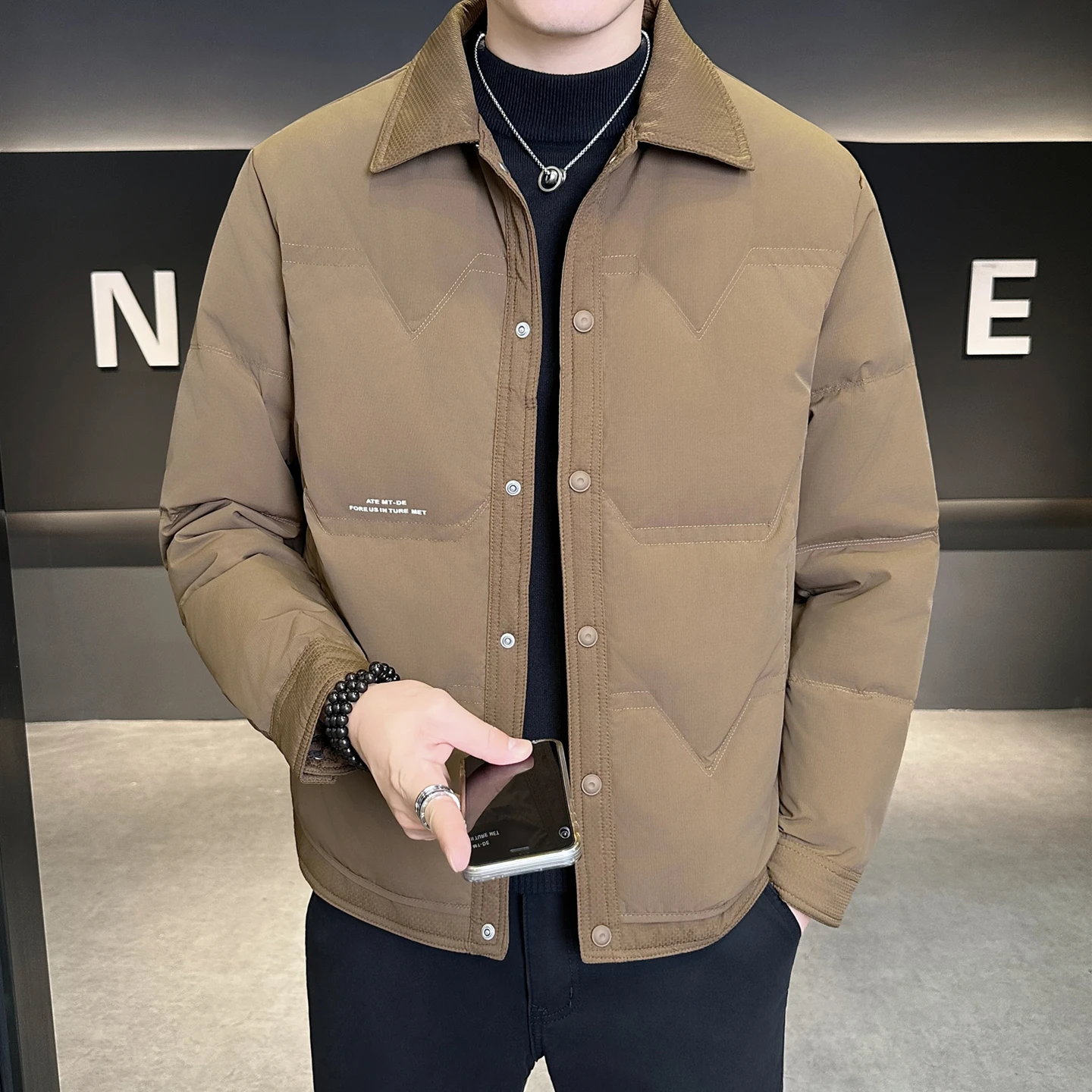 Легкая модная мужская пуховая куртка из коллекции Зима 2025: универсальная молодежная верхняя одежда из теплого полиэфирного волокна
Легкая модная мужская пуховая куртка из коллекции Зима 2025: универсальная молодежная верхняя одежда из теплого полиэфирного волокна