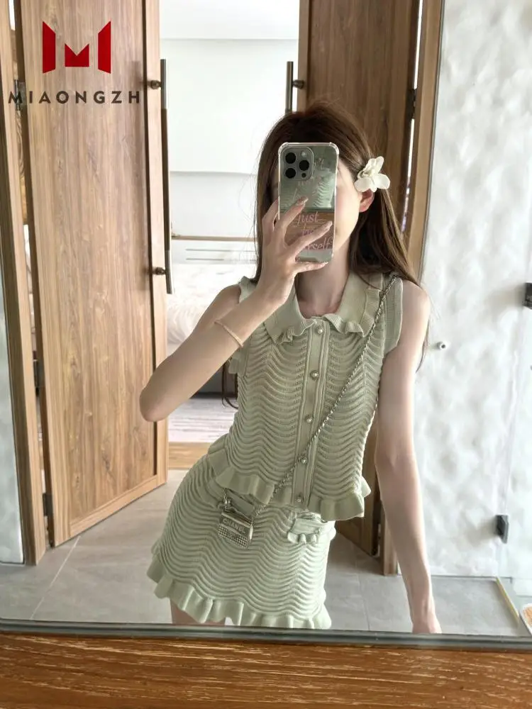 Slimming Green Wave Pattern Ruffle Knitted Women's 2 Pieces Set Sleeveless Single Button Top High Waist Casual A Line Skirt Suit
Slimming Green Wave Pattern Ruffle Knitted Women's 2 Pieces Set Sleeveless Single Button Top High Waist Casual A Line Skirt Suit