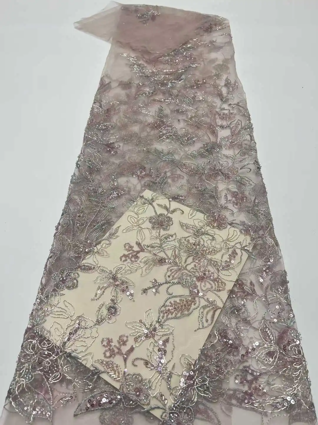 Высококачественная новейшая африканская нигерийская французская ткань 2025, горячая распродажа, тюлевая кружевная ткань с бусинами и блестками для свадебной вечеринки невесты, шить платья
Высококачественная новейшая африканская нигерийская французская ткань 2025, горячая распродажа, тюлевая кружевная ткань с бусинами и блестками для свадебной вечеринки невесты, шить платья