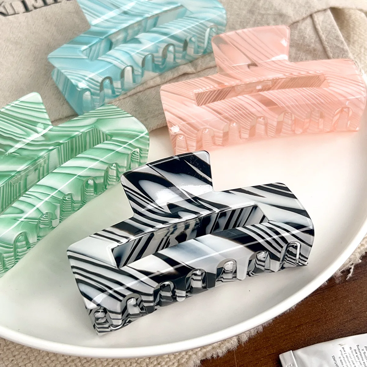 DS NEW French Candy Color Square Hair Claw Colorful Striped Series Claw Clips Crab Hair Clips Hair Accessories for Women Girls
DS NEW French Candy Color Square Hair Claw Colorful Striped Series Claw Clips Crab Hair Clips Hair Accessories for Women Girls