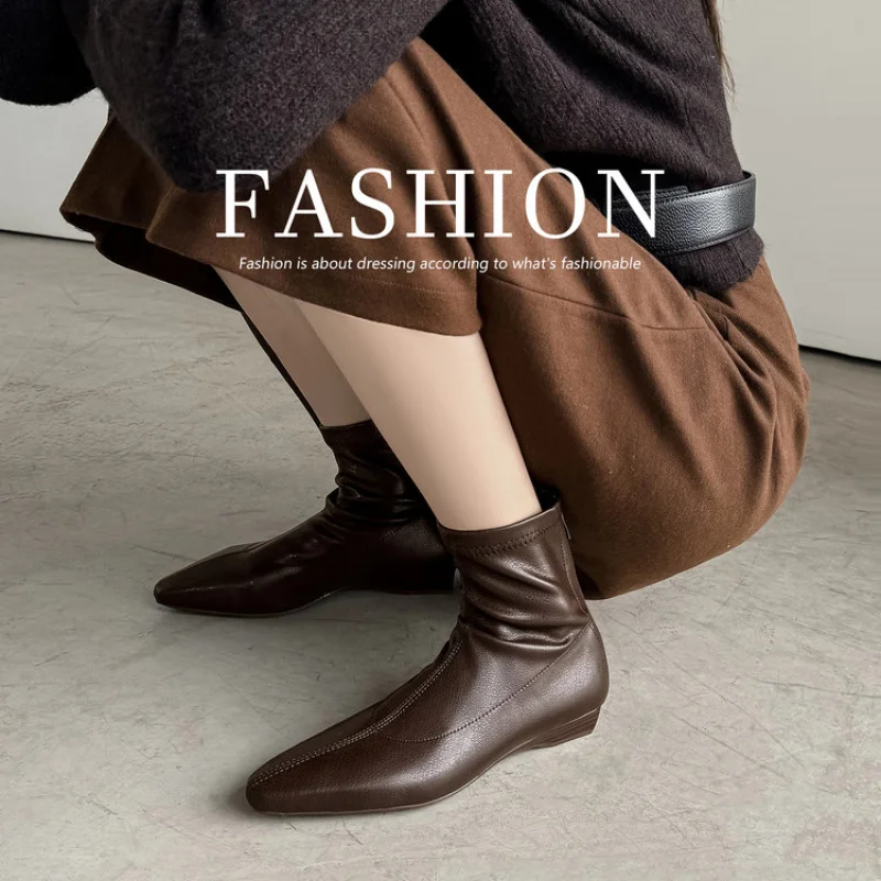 Minimalist Pointed-Toe Ankle Boots in Genuine Leather, complete with a Slim Wedge Heel
Minimalist Pointed-Toe Ankle Boots in Genuine Leather, complete with a Slim Wedge Heel