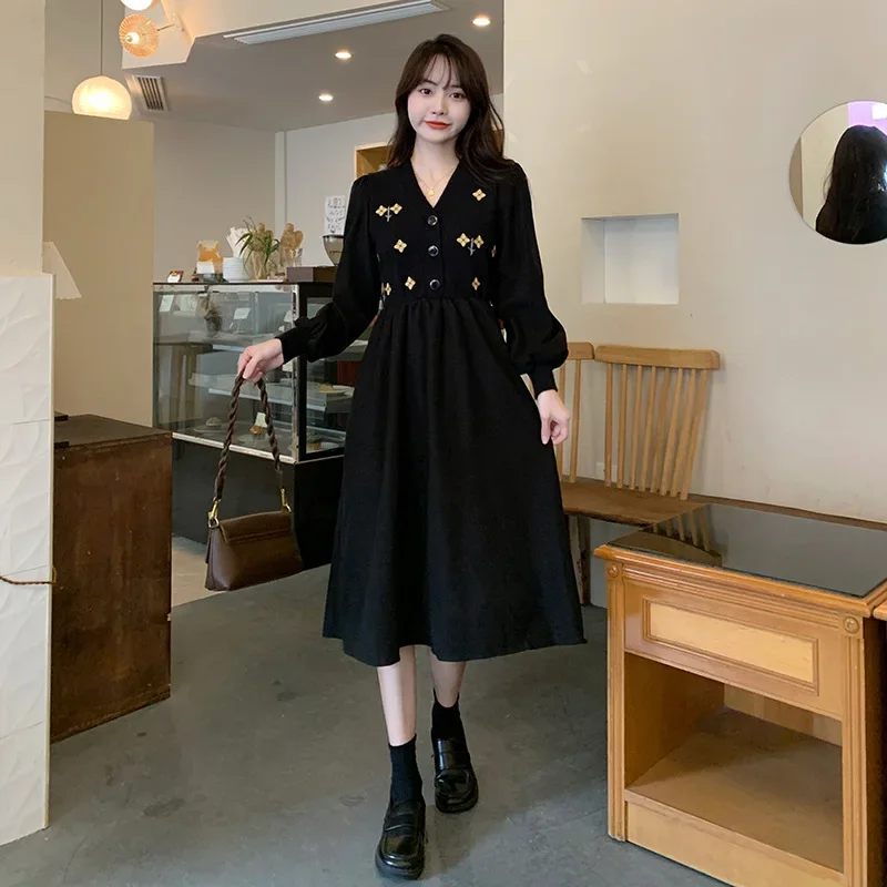 2024 Plus Size Dress V-neck Fashion Patchwork Flower Embroidery Retro Skirt Autumn Winter Waist Cinching Temperament Black Frock
2024 Plus Size Dress V-neck Fashion Patchwork Flower Embroidery Retro Skirt Autumn Winter Waist Cinching Temperament Black Frock