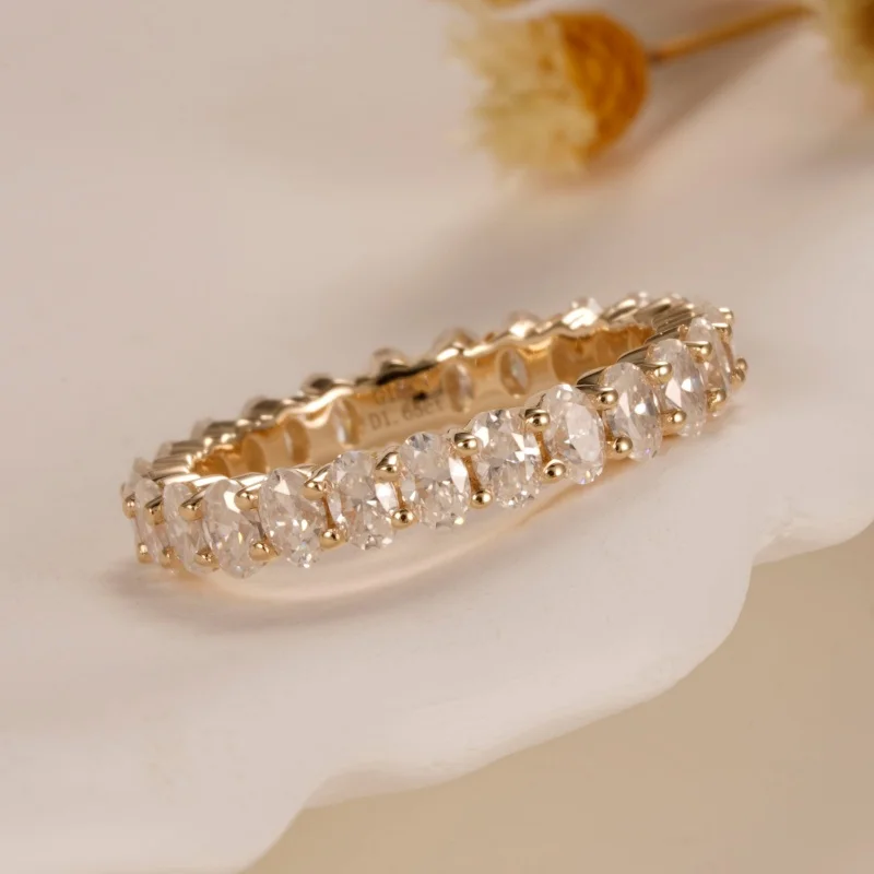 Обручальное кольцо с муассанитом и овальной огранкой, 2 х3 мм
Обручальное кольцо с муассанитом и овальной огранкой, 2 х3 мм