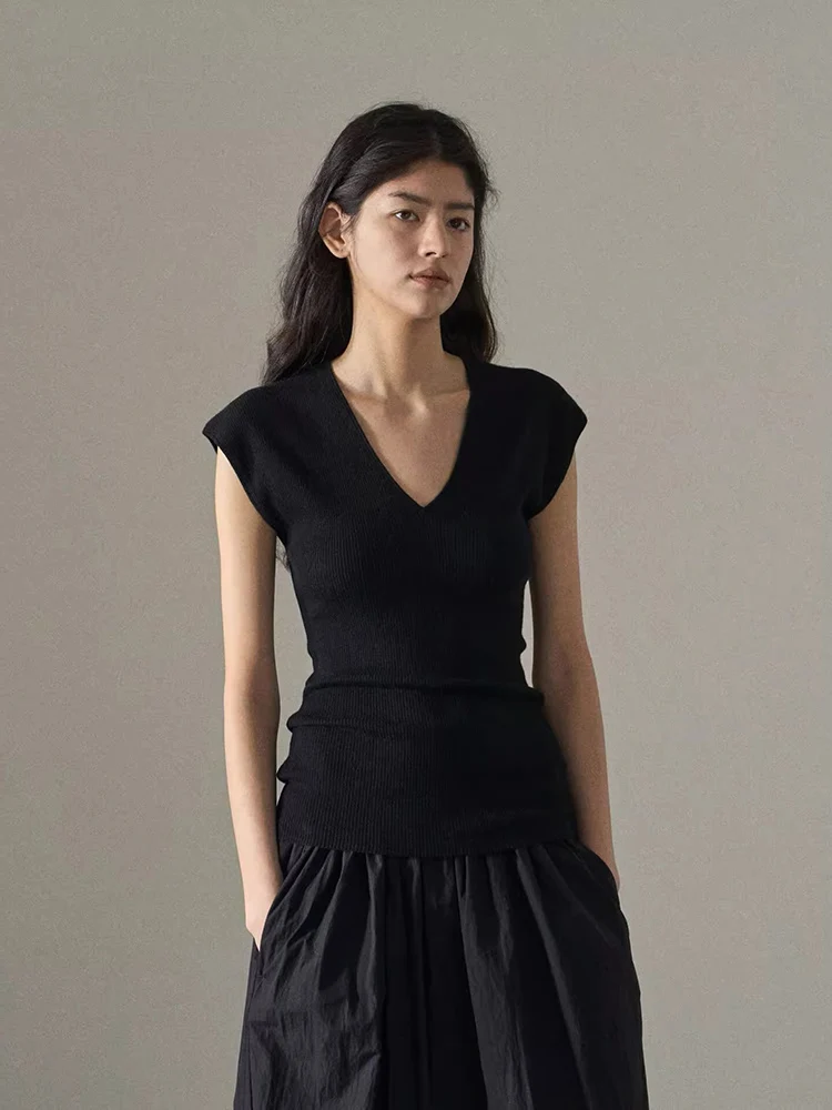 2025 New Style Slim Fit Black Ice Silk V Neck Short Sleeve Knitted Vest Women's Inner Wear Spring Summer Sleeveless T Shirt Top
2025 New Style Slim Fit Black Ice Silk V Neck Short Sleeve Knitted Vest Women's Inner Wear Spring Summer Sleeveless T Shirt Top