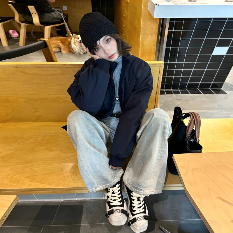 Корейская женская парка с зауженным силуэтом и приталенной талией, в новом морском неоклассическом стиле, с выраженной текстурой, аккуратной отделкой и оригинальным дизайном.
Корейская женская парка с зауженным силуэтом и приталенной талией, в новом морском неоклассическом стиле, с выраженной текстурой, аккуратной отделкой и оригинальным дизайном.