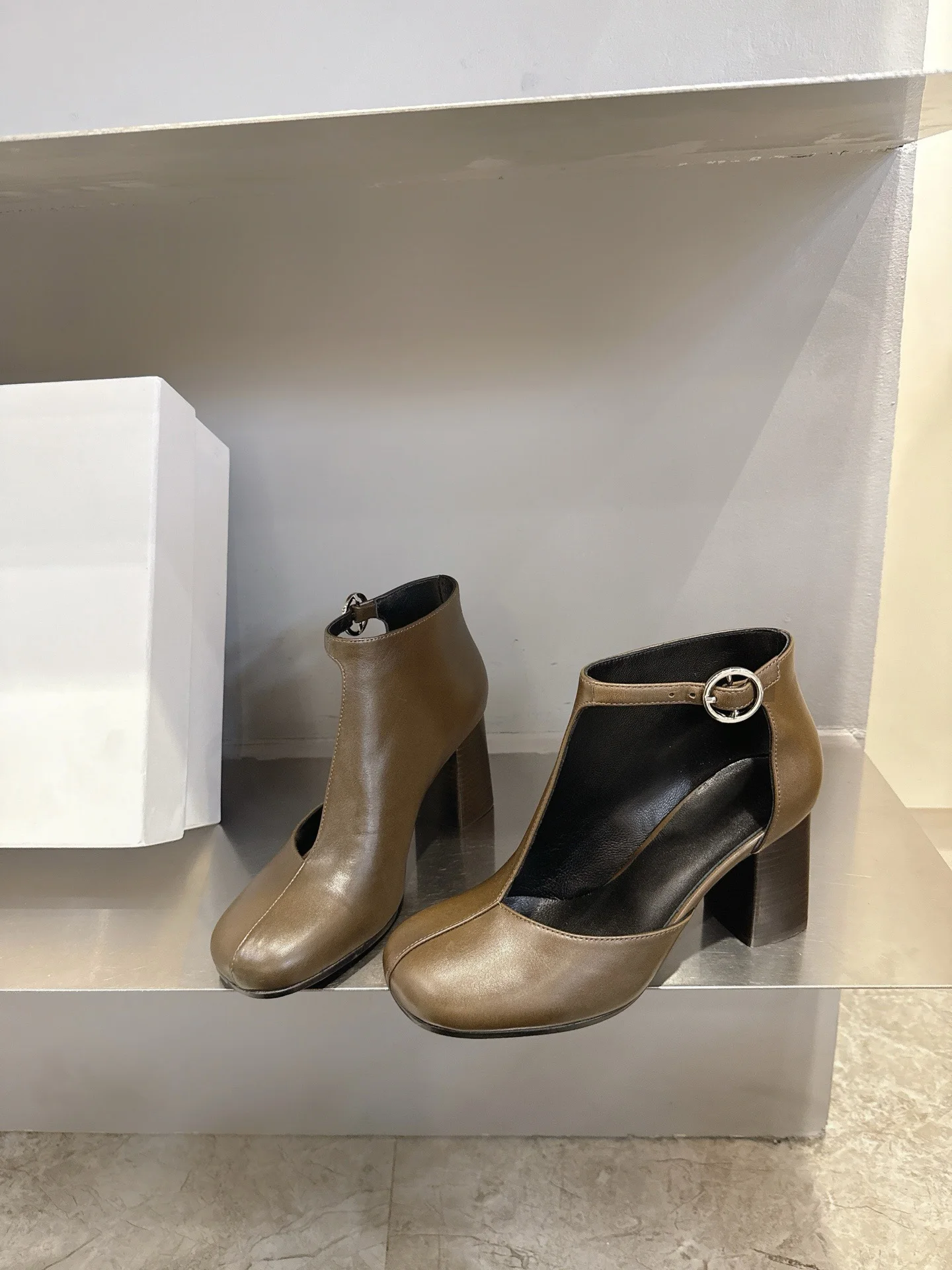 Женские кожаные туфли на высоком каблуке 2025 года — дизайн с квадратным носком, вырез сбоку, пряжка, дизайн на толстом каблуке
Женские кожаные туфли на высоком каблуке 2025 года — дизайн с квадратным носком, вырез сбоку, пряжка, дизайн на толстом каблуке