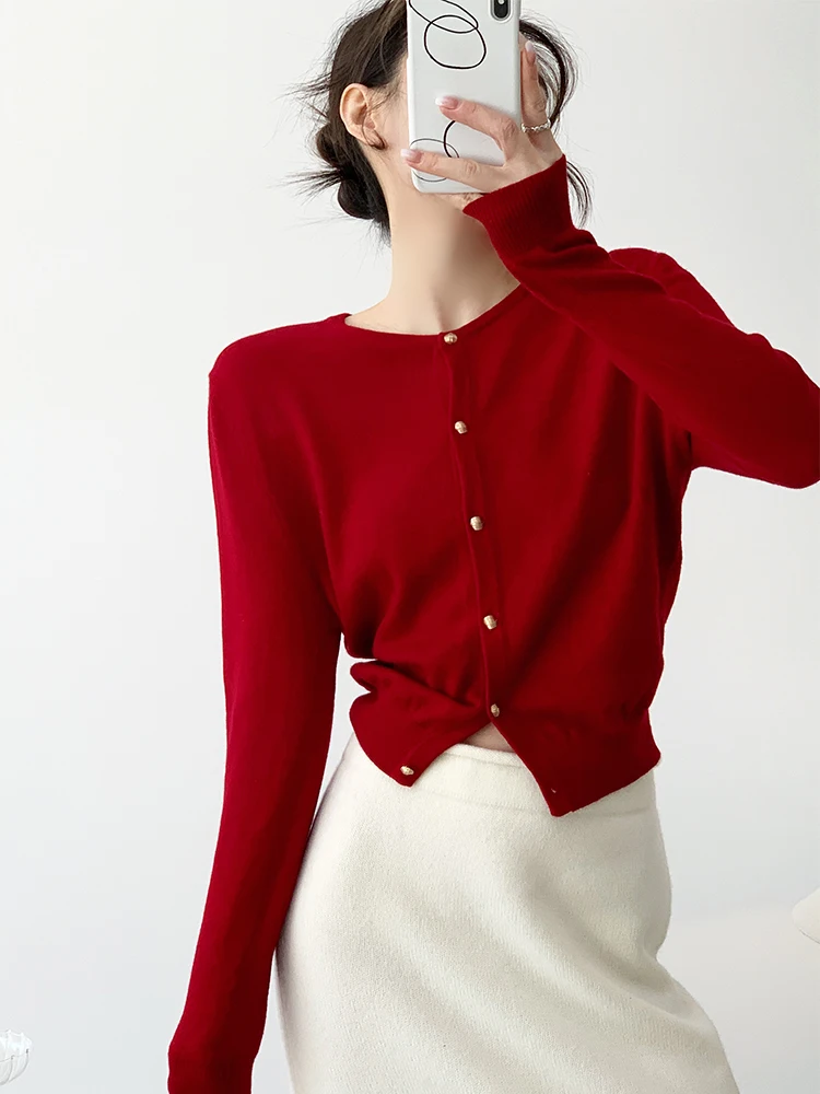 WTT Lady Sle ort Вязаный красный свитер Женская верхняя одежда Шерстяной трикотаж с золотыми пуговицами Ретро Faion Свободный крой Long Sve
WTT Lady Sle ort Вязаный красный свитер Женская верхняя одежда Шерстяной трикотаж с золотыми пуговицами Ретро Faion Свободный крой Long Sve