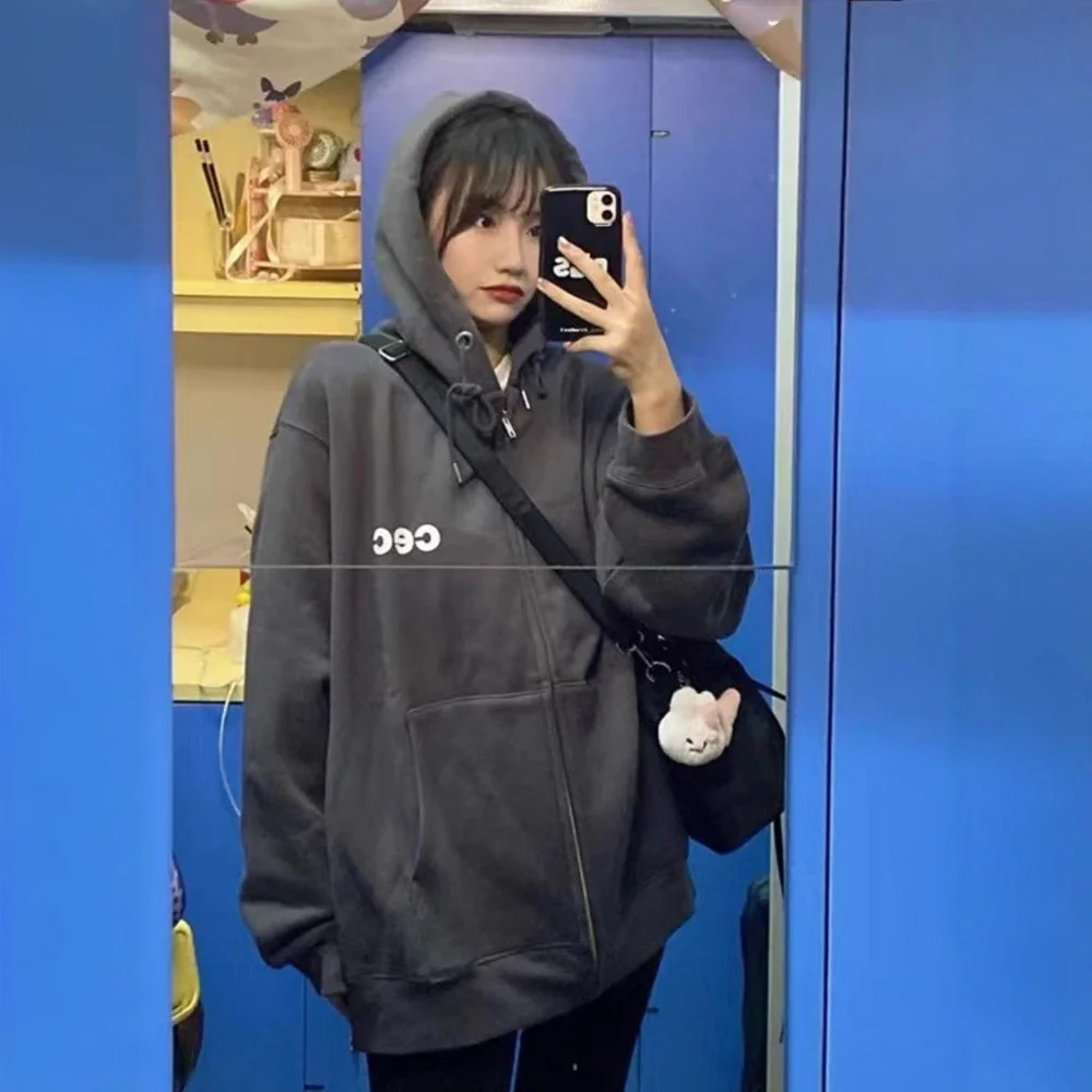 Повседневная толстовка-худи свободного кроя, нейтральная, универсальная, из органического хлопка, с длинными рукавами, на молнии, для осени и зимы.
Повседневная толстовка-худи свободного кроя, нейтральная, универсальная, из органического хлопка, с длинными рукавами, на молнии, для осени и зимы.