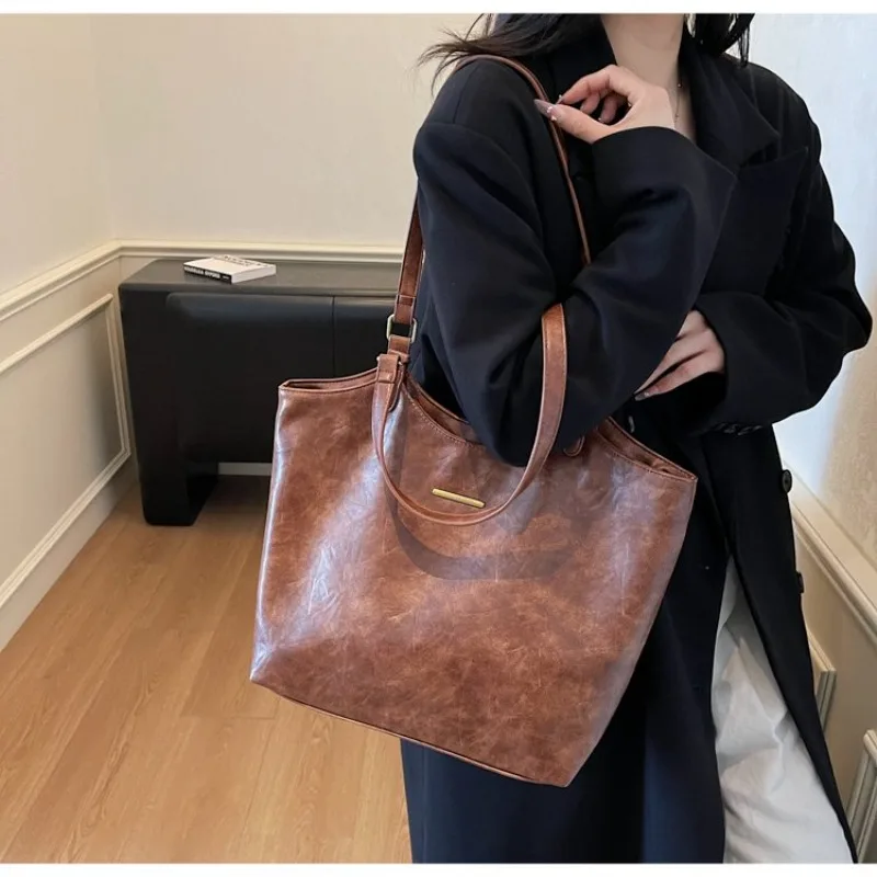 Классическая женская кожаная сумка через плечо, роскошная дизайнерская сумка от известного бренда, элегантная сумка-мессенджер для модных дам.
Классическая женская кожаная сумка через плечо, роскошная дизайнерская сумка от известного бренда, элегантная сумка-мессенджер для модных дам.