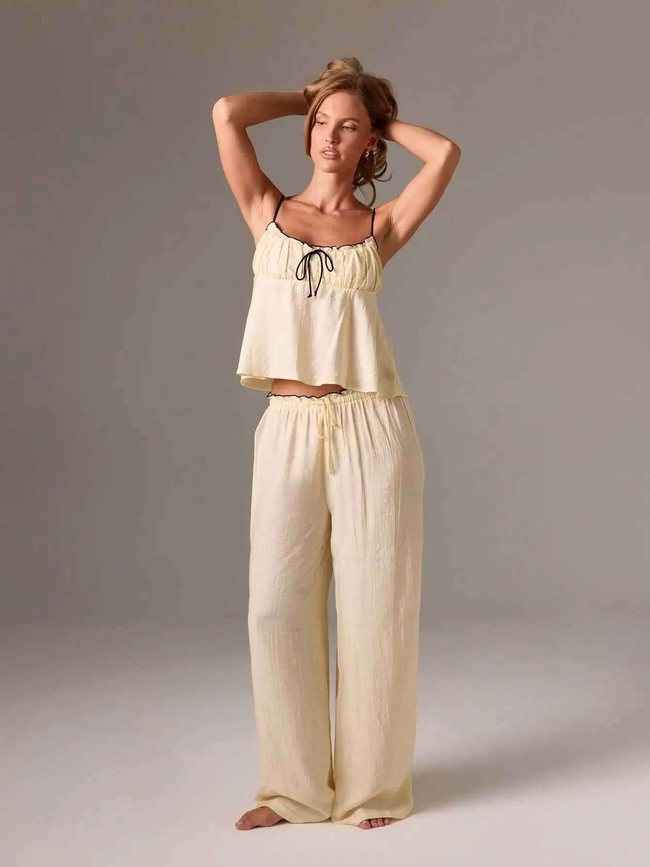 Женский кремовый комплект для сна из двух предметов с бантом и рюшами
Женский кремовый комплект для сна из двух предметов с бантом и рюшами