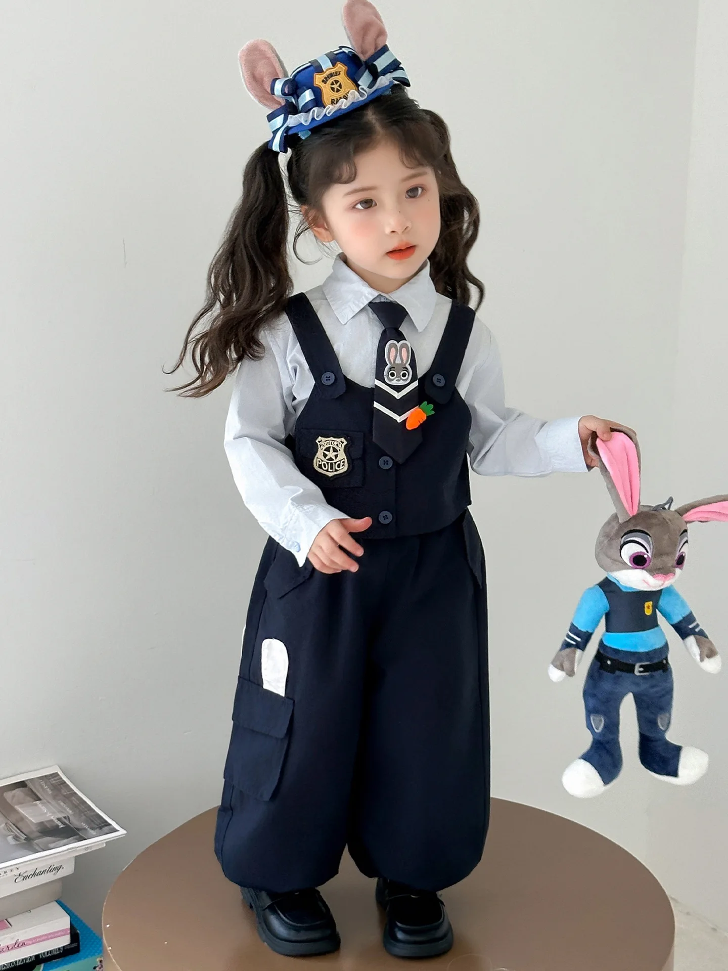 Комплект из 3 предметов для девочек Disney, рубашка с длинными рукавами в корейском стиле, жилет, брюки-карго, модная детская одежда для офицера полиции кролика с рисунком кролика
Комплект из 3 предметов для девочек Disney, рубашка с длинными рукавами в корейском стиле, жилет, брюки-карго, модная детская одежда для офицера полиции кролика с рисунком кролика