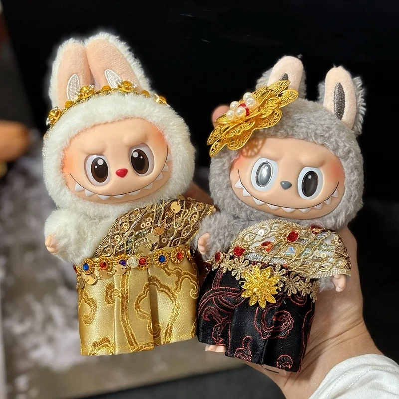 Новая 17 см ручной работы Labubu Тайская детская одежда Монстр Макарон с виниловой подвеской в виде сиденья Милая тайская одежда ручной работы для Labubu
Новая 17 см ручной работы Labubu Тайская детская одежда Монстр Макарон с виниловой подвеской в виде сиденья Милая тайская одежда ручной работы для Labubu