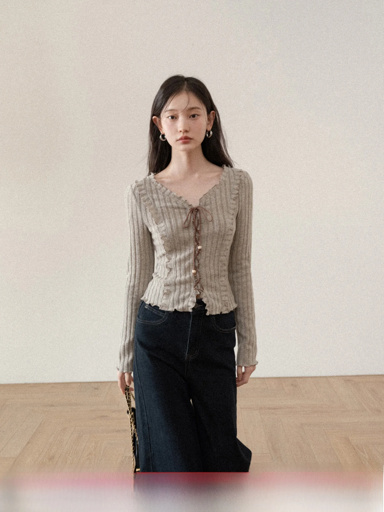 Retro V-Ne Long Sve Knitted Sweater Women's Slim Fit Base irt Autumn Winter Design Sense Commute Sle Korean Version
Retro V-Ne Long Sve Knitted Sweater Women's Slim Fit Base irt Autumn Winter Design Sense Commute Sle Korean Version