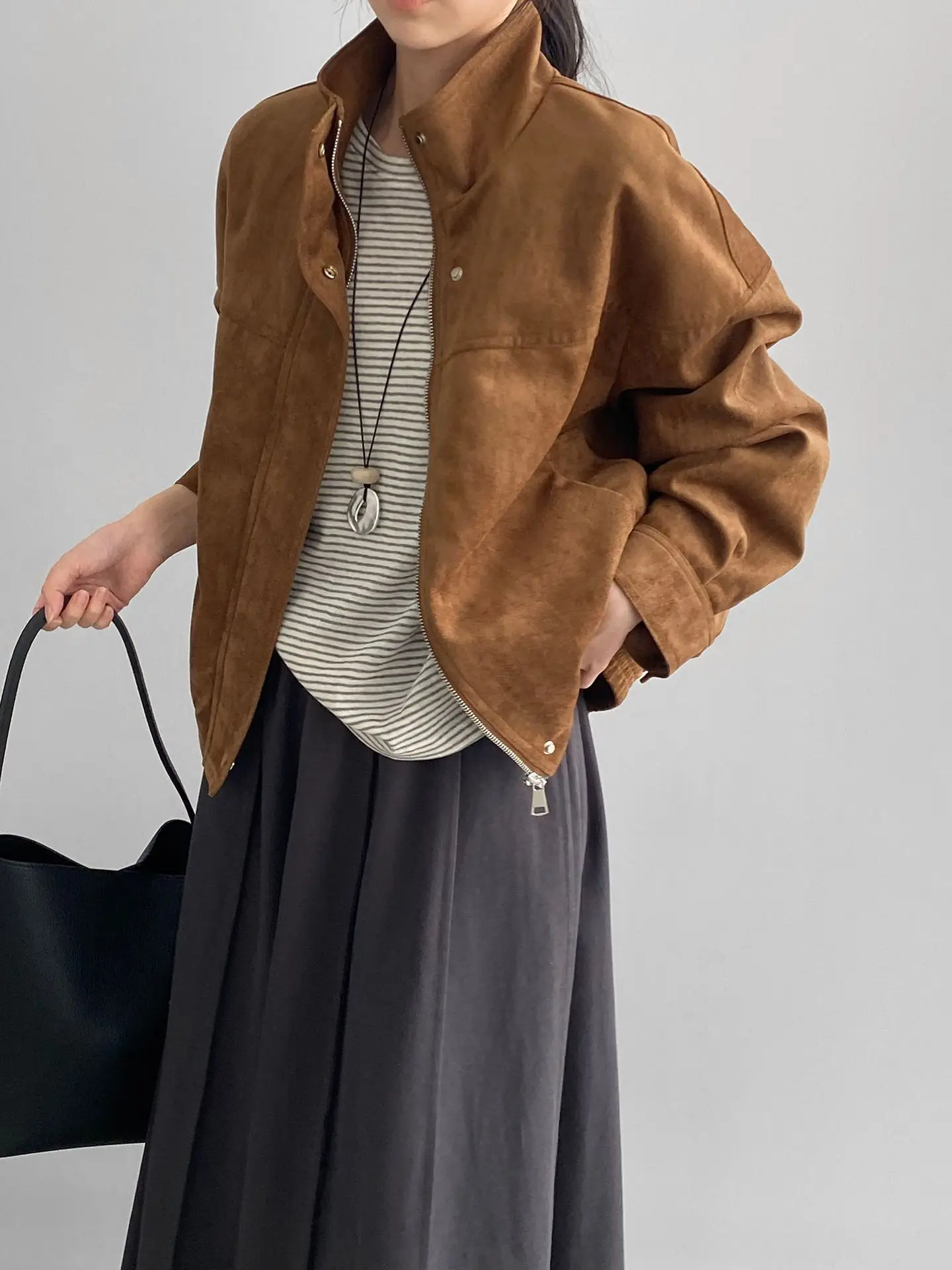 2025 Новая женская куртка с воротником-стойкой в стиле ретро, повседневный универсальный свободный замшевый топ с откидным воротником
2025 Новая женская куртка с воротником-стойкой в стиле ретро, повседневный универсальный свободный замшевый топ с откидным воротником