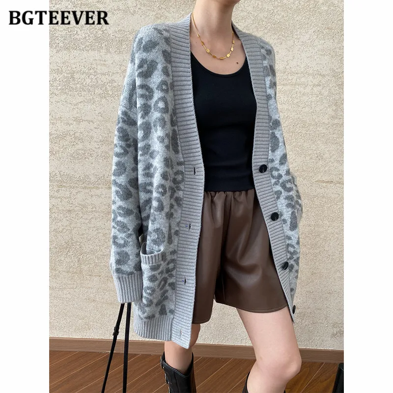 BGTEEVER Stylish V-neck Loose Women Leopard Knitted Cardigans Tops Autumn Winter Long Sleeve Female Single-breasted Sweaters
BGTEEVER Stylish V-neck Loose Women Leopard Knitted Cardigans Tops Autumn Winter Long Sleeve Female Single-breasted Sweaters