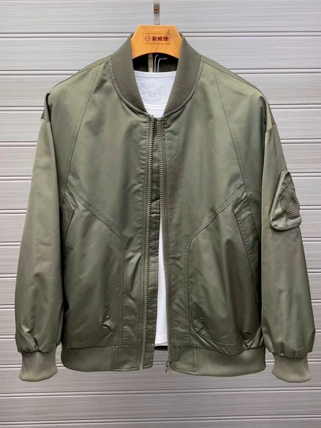 Двусторонняя мужская куртка: модная, трендовая, высококачественная, удобная, приталенная, с антимикробной защитой, на молнии, для молодежи
Двусторонняя мужская куртка: модная, трендовая, высококачественная, удобная, приталенная, с антимикробной защитой, на молнии, для молодежи