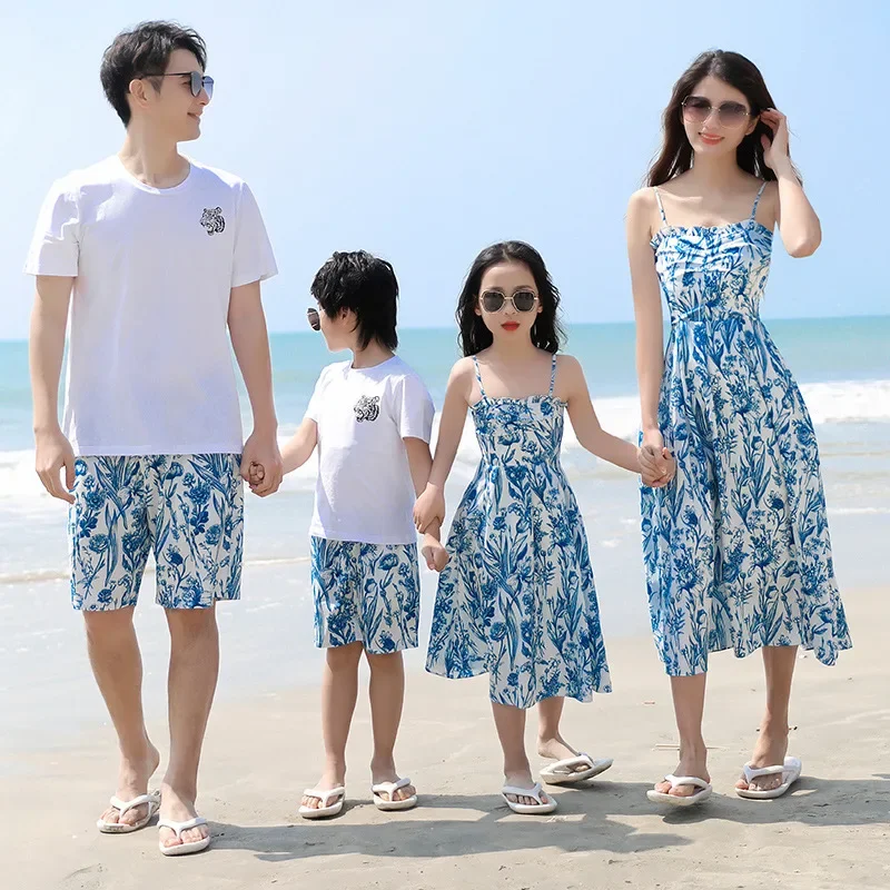 Комплекты одежды для отпуска для папы и сына: топы и шорты, семейные пляжные наряды, комплекты для отдыха, синие платья-сарафаны для мамы и дочки
Комплекты одежды для отпуска для папы и сына: топы и шорты, семейные пляжные наряды, комплекты для отдыха, синие платья-сарафаны для мамы и дочки