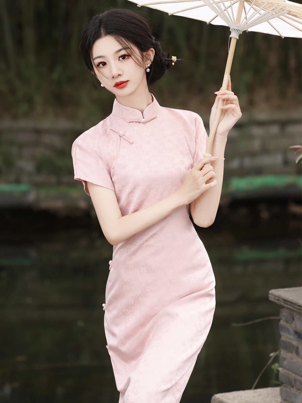 Элегантное розовое традиционное платье с низким разрезом, красивое китайское художественное платье с длинными рукавами для женщин.
Элегантное розовое традиционное платье с низким разрезом, красивое китайское художественное платье с длинными рукавами для женщин.