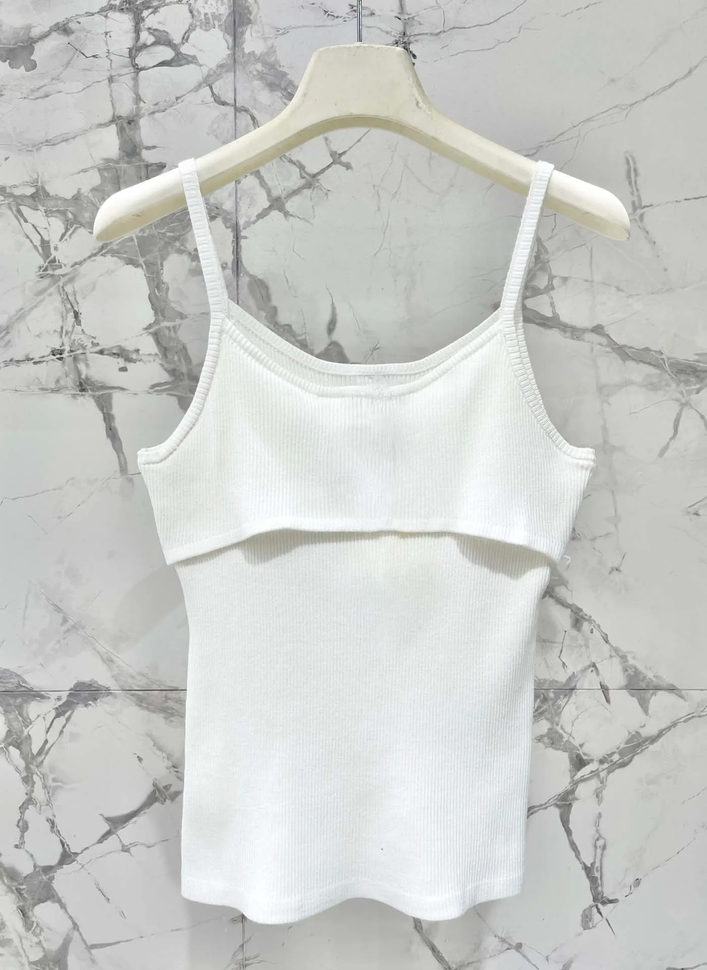 High quality fake 2-piece exquisite embroidered suspender, simple and fashionable, elegant and versatile vest
High quality fake 2-piece exquisite embroidered suspender, simple and fashionable, elegant and versatile vest
