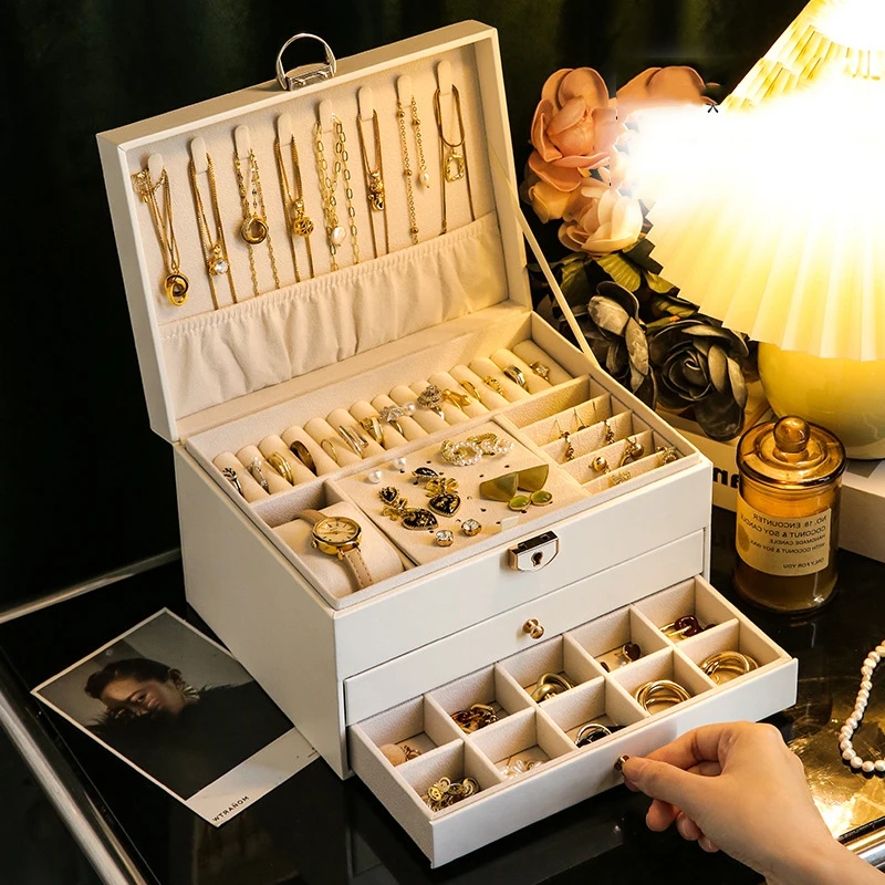 VANSIHO классическая роскошная многофункциональная шкатулка для драгоценностей большой емкости из искусственной кожи коробка для хранения ювелирных изделий коробка для сережек и аксессуаров
VANSIHO классическая роскошная многофункциональная шкатулка для драгоценностей большой емкости из искусственной кожи коробка для хранения ювелирных изделий коробка для сережек и аксессуаров