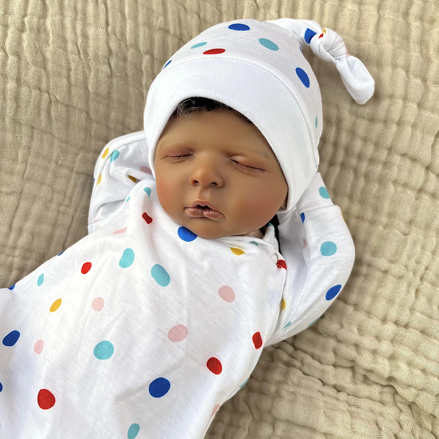 Кукла BZDOLL, 48 см (19 дюймов), ручная работа, реалистичная, с черно-коричневой кожей, виниловыми конечностями и тканевым телом.
Кукла BZDOLL, 48 см (19 дюймов), ручная работа, реалистичная, с черно-коричневой кожей, виниловыми конечностями и тканевым телом.