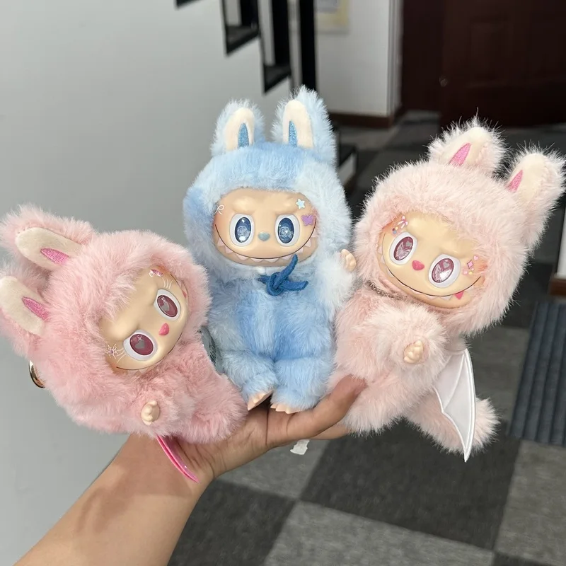 2025 Monster Labubu Series Zimomo Angel Blue Cream Puff And Pink Butterfly Vinyl Creative Change Doll Pendant Toy Gift Blind Box
2025 Monster Labubu Series Zimomo Angel Blue Cream Puff And Pink Butterfly Vinyl Creative Change Doll Pendant Toy Gift Blind Box