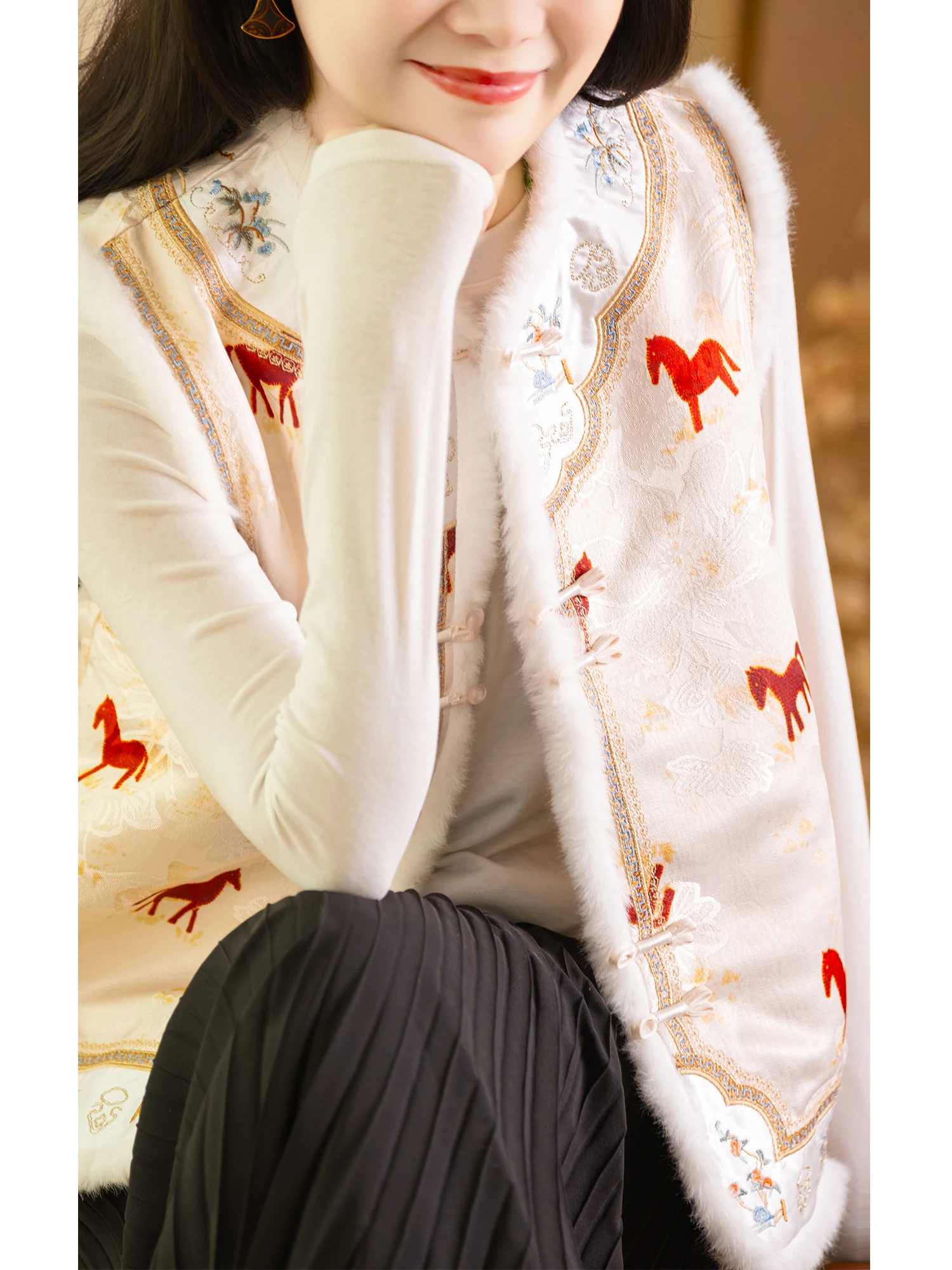 Новая китайская серия праздничных костюмов: Жилет из бархата с тяжелой вышивкой и вставками из цветного шелкового атласа, фиолетовый
Новая китайская серия праздничных костюмов: Жилет из бархата с тяжелой вышивкой и вставками из цветного шелкового атласа, фиолетовый