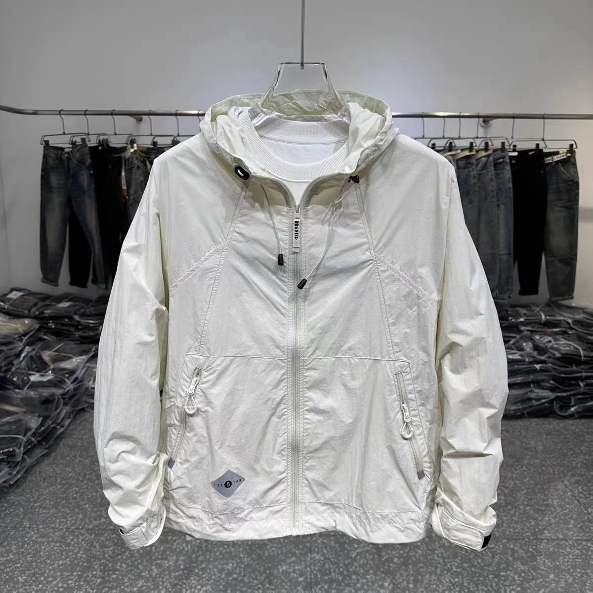 Новинка лета 2024: Мужская легкая куртка с капюшоном для защиты от УФ-излучения, ветровка для активного отдыха, повседневная свободная куртка с длинными рукавами
Новинка лета 2024: Мужская легкая куртка с капюшоном для защиты от УФ-излучения, ветровка для активного отдыха, повседневная свободная куртка с длинными рукавами