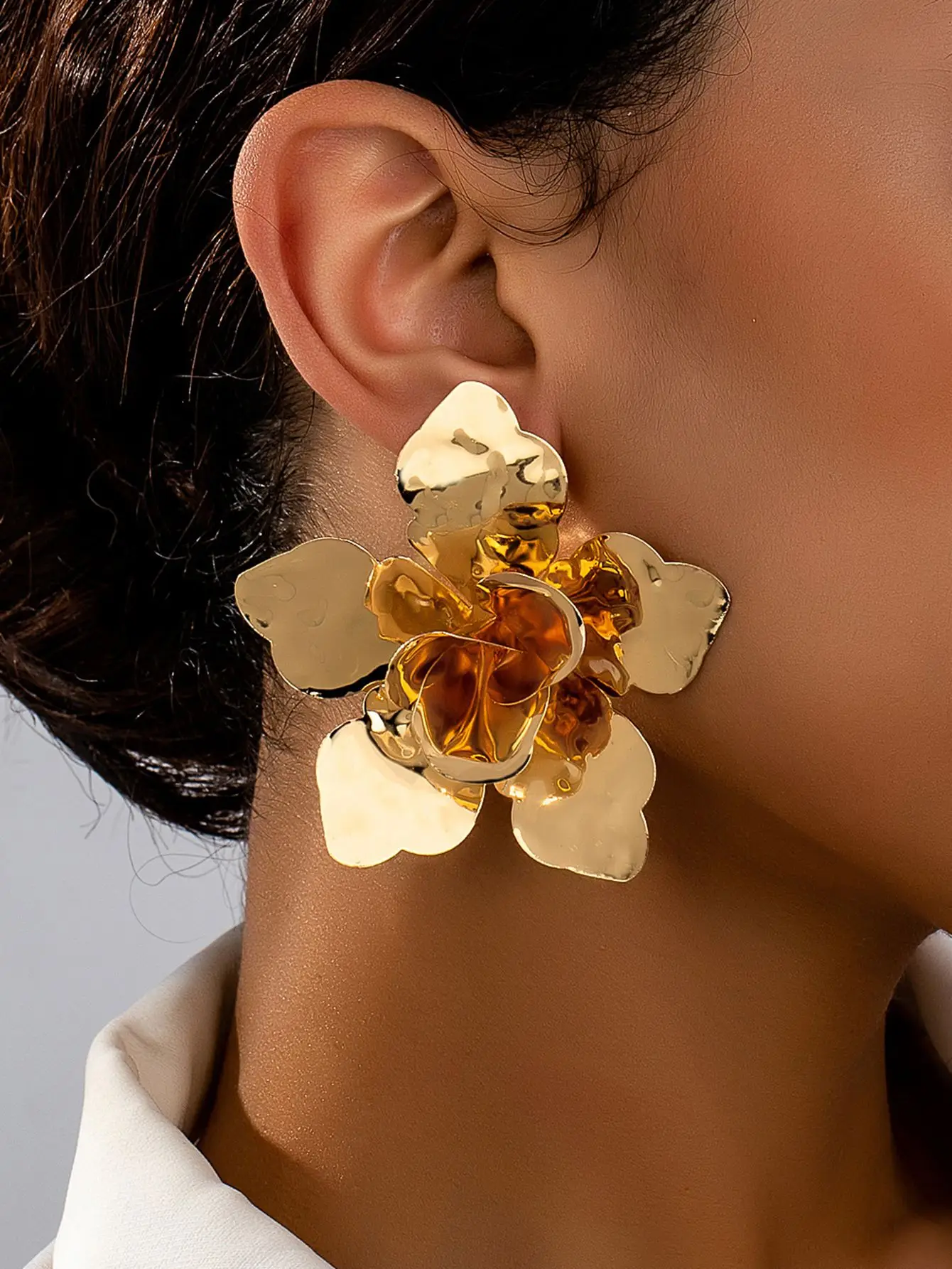 A Pair of Women's French-Style Light Luxury Large Flower Metal Stud Earrings, Three-Dimensional Pleated Petal Earrings, Elegant and Versatile Niche Ear Accessories
A Pair of Women's French-Style Light Luxury Large Flower Metal Stud Earrings, Three-Dimensional Pleated Petal Earrings, Elegant and Versatile Niche Ear Accessories