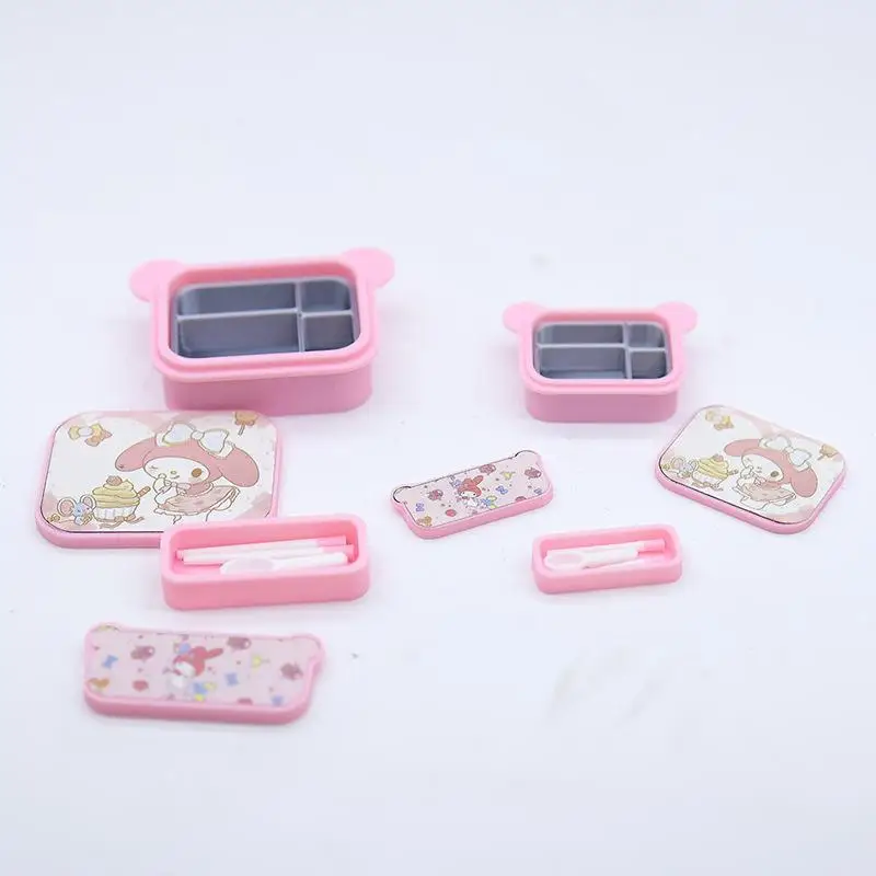 Миниатюрный ящик для хранения, модель для домашнего декора, аксессуары для кукольного домика, игрушка для детских ролевых игр, 1 набор, кукольный домик, ланч-бокс Sanrio с мультяшными персонажами
Миниатюрный ящик для хранения, модель для домашнего декора, аксессуары для кукольного домика, игрушка для детских ролевых игр, 1 набор, кукольный домик, ланч-бокс Sanrio с мультяшными персонажами