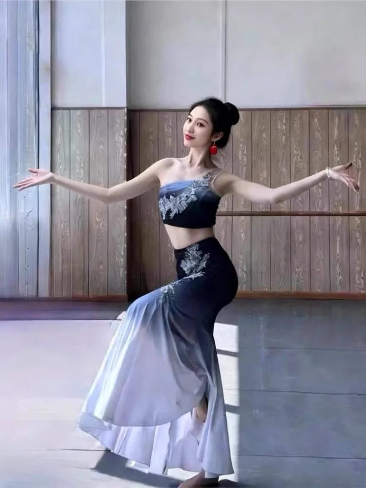 New dance costumes colorful performance figure-hugging skirts gradient fishtail
New dance costumes colorful performance figure-hugging skirts gradient fishtail