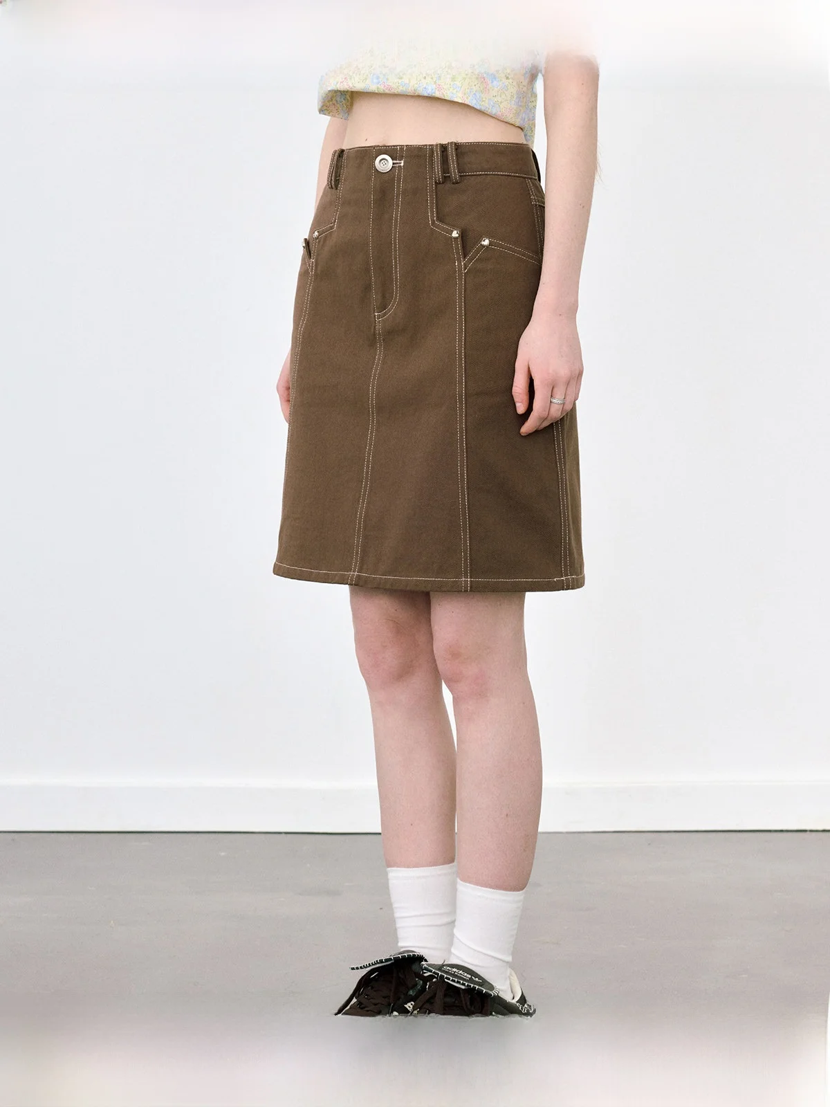 Хлопковый кардиган и юбка WhyBerry коричневого цвета: универсальный комплект в стиле ретро для повседневной носки, женская мода, лето 2024
Хлопковый кардиган и юбка WhyBerry коричневого цвета: универсальный комплект в стиле ретро для повседневной носки, женская мода, лето 2024