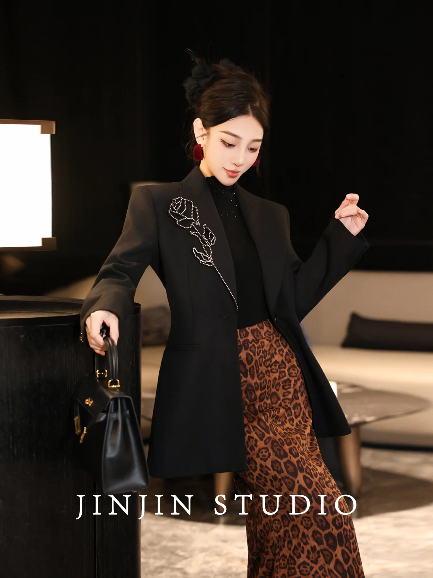 Модная куртка Rose Revival с богатой отделкой, оригинальная модель MD, осенне-зимняя верхняя одежда, повседневная, из полиэстера...
Модная куртка Rose Revival с богатой отделкой, оригинальная модель MD, осенне-зимняя верхняя одежда, повседневная, из полиэстера...