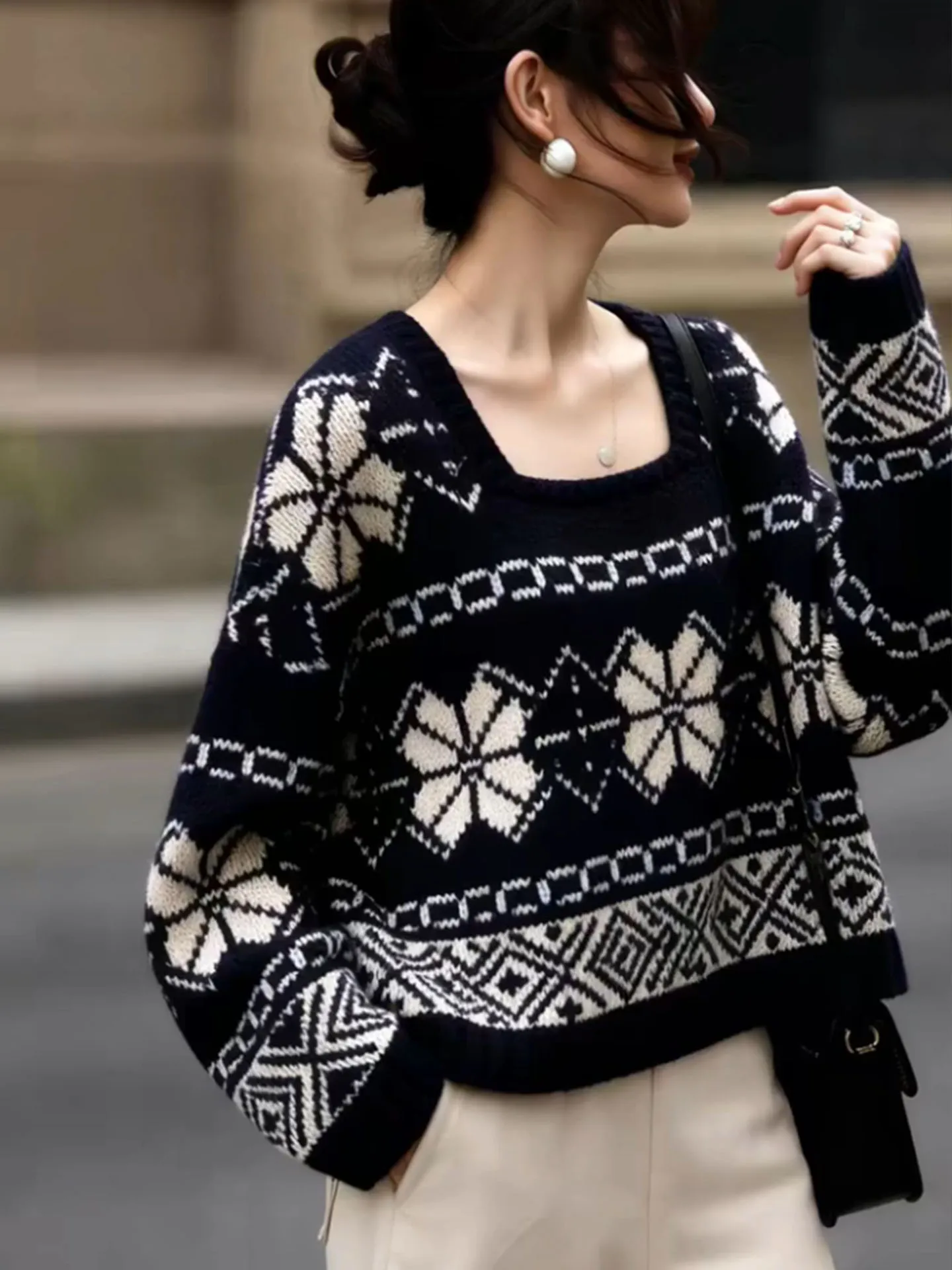 Вязаный свитер Bla для женщин: модный весенний новый топ свободного кроя с узором Fair Isle и бахромой, с длинными рукавами
Вязаный свитер Bla для женщин: модный весенний новый топ свободного кроя с узором Fair Isle и бахромой, с длинными рукавами