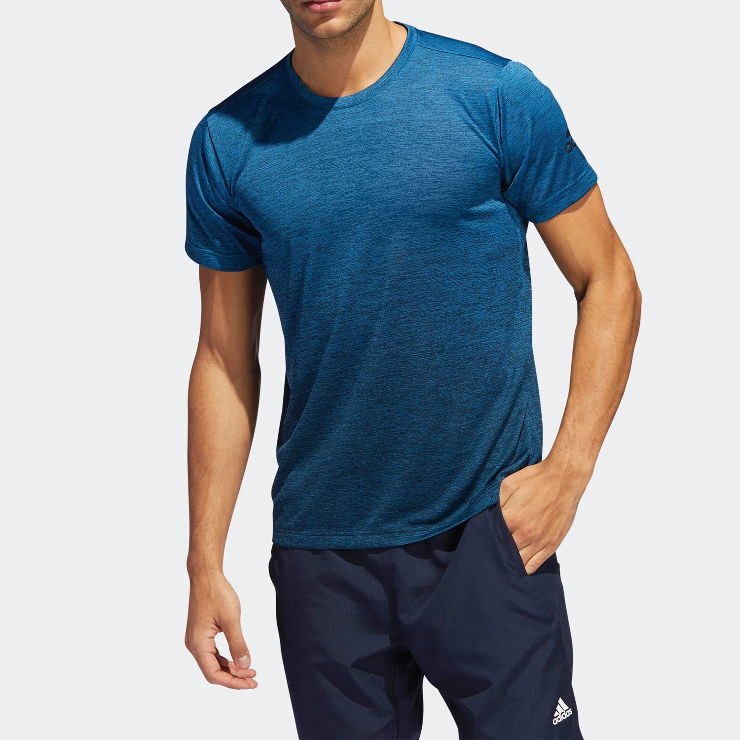 Мужская повседневная футболка с короткими рукавами Adidas Originals FreeLift gradi DZ8496
Мужская повседневная футболка с короткими рукавами Adidas Originals FreeLift gradi DZ8496