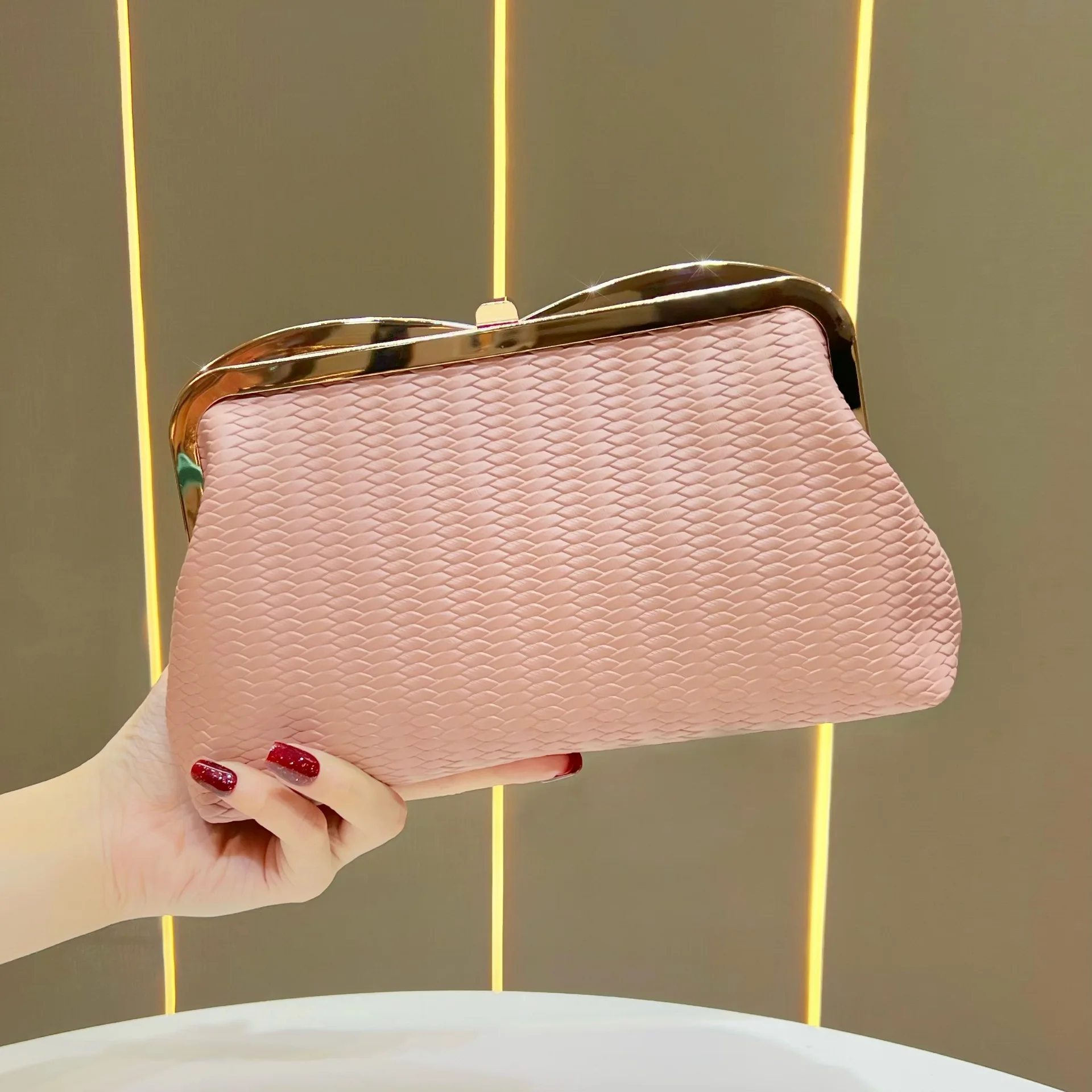 High Fashion Versatile Messenger Bag Women's Bag Elegant Ladies Handbag Bag
High Fashion Versatile Messenger Bag Women's Bag Elegant Ladies Handbag Bag