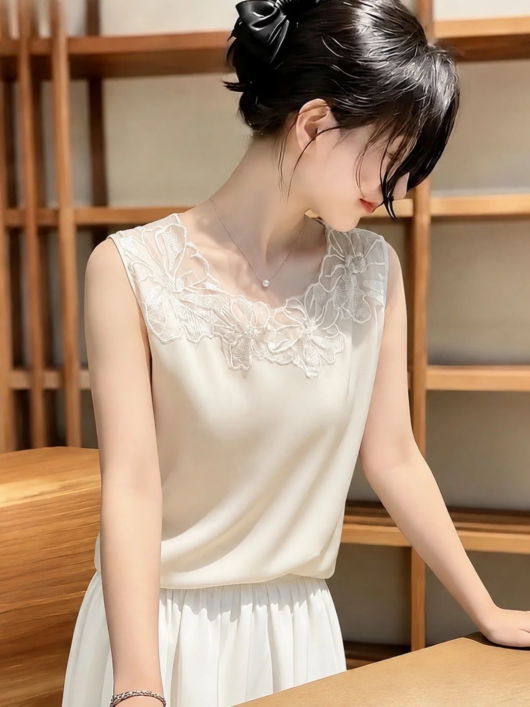Elegant Lace Splicing Lightweight Sleeveless Vest 2026 Summer Korean Style Super Beautiful Versatile Korean Version Top
Elegant Lace Splicing Lightweight Sleeveless Vest 2026 Summer Korean Style Super Beautiful Versatile Korean Version Top
