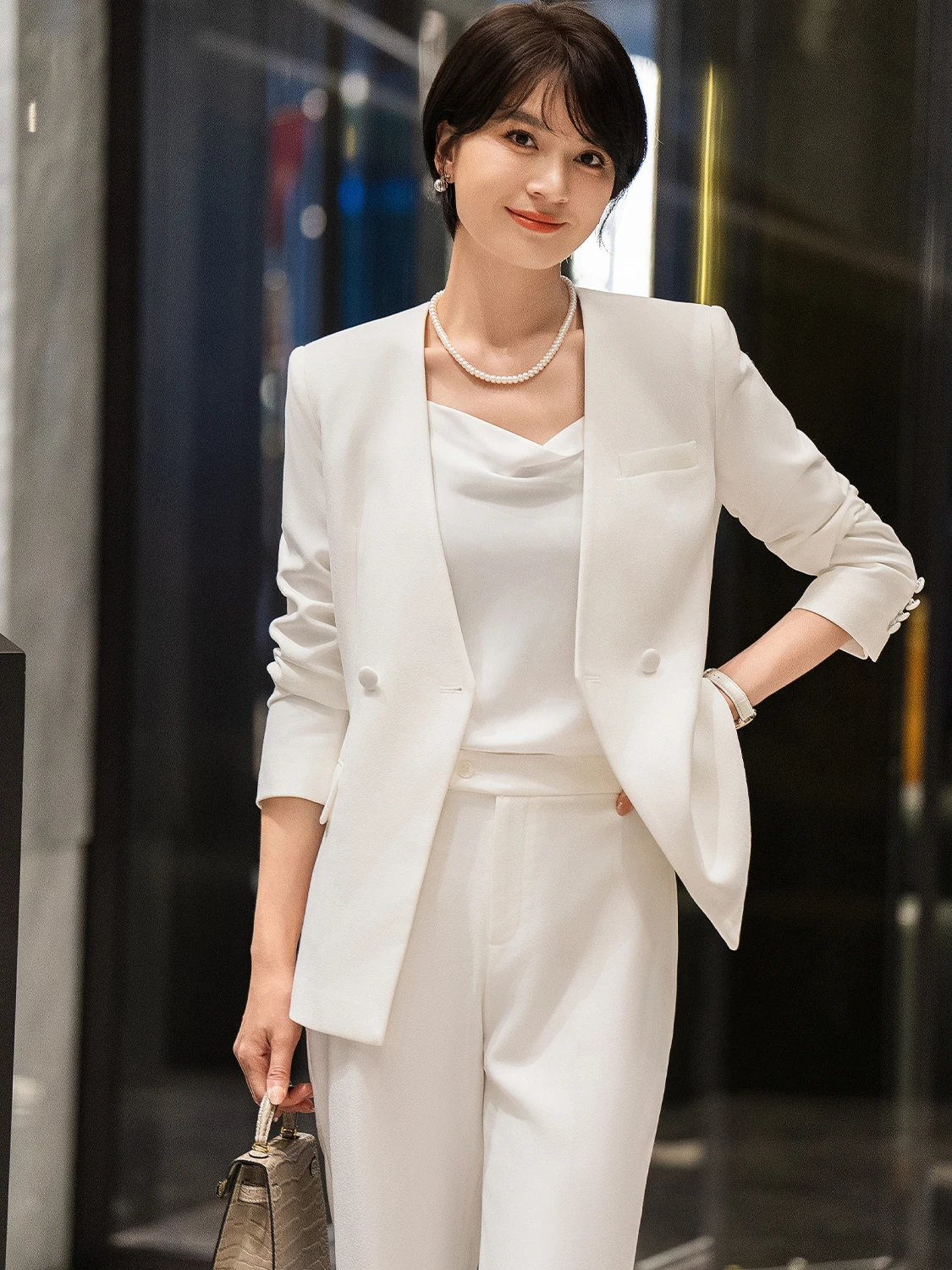 Деловой костюм-двойка для женщин: пиджак и брюки, осенний комплект 2024, простой и элегантный, с длинными рукавами
Деловой костюм-двойка для женщин: пиджак и брюки, осенний комплект 2024, простой и элегантный, с длинными рукавами