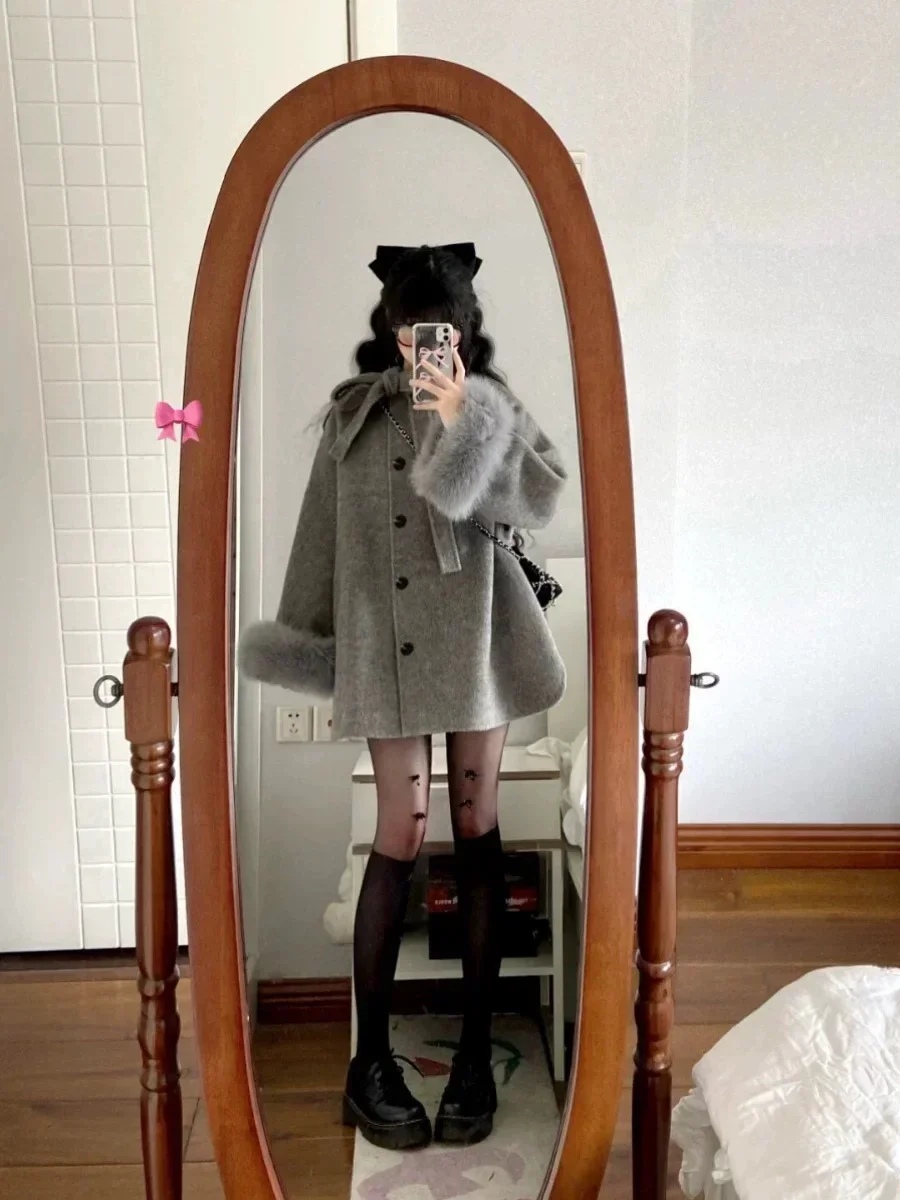 2024 New Gray Woolen Coat for Women Autumn and Winter High-end Advanced Style Mid-length Bow Woolen Cloak Coat for Women
2024 New Gray Woolen Coat for Women Autumn and Winter High-end Advanced Style Mid-length Bow Woolen Cloak Coat for Women