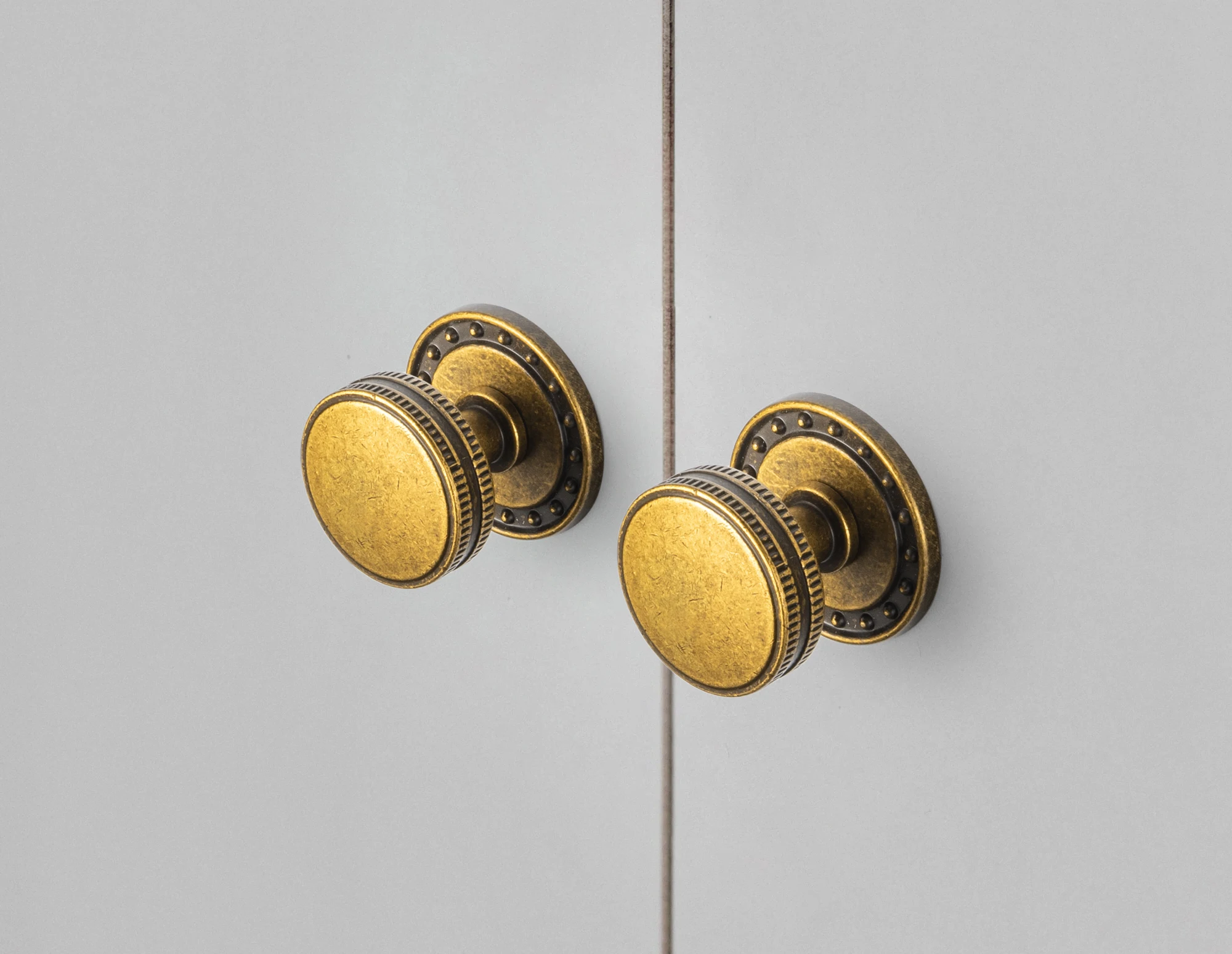 Goo-Ki Vintage Brass Cabinet Pulls with Backplate - Retro Style Drawer Handles and knobs for Kitchen Wardrobe Furniture Hardware
Goo-Ki Vintage Brass Cabinet Pulls with Backplate - Retro Style Drawer Handles and knobs for Kitchen Wardrobe Furniture Hardware