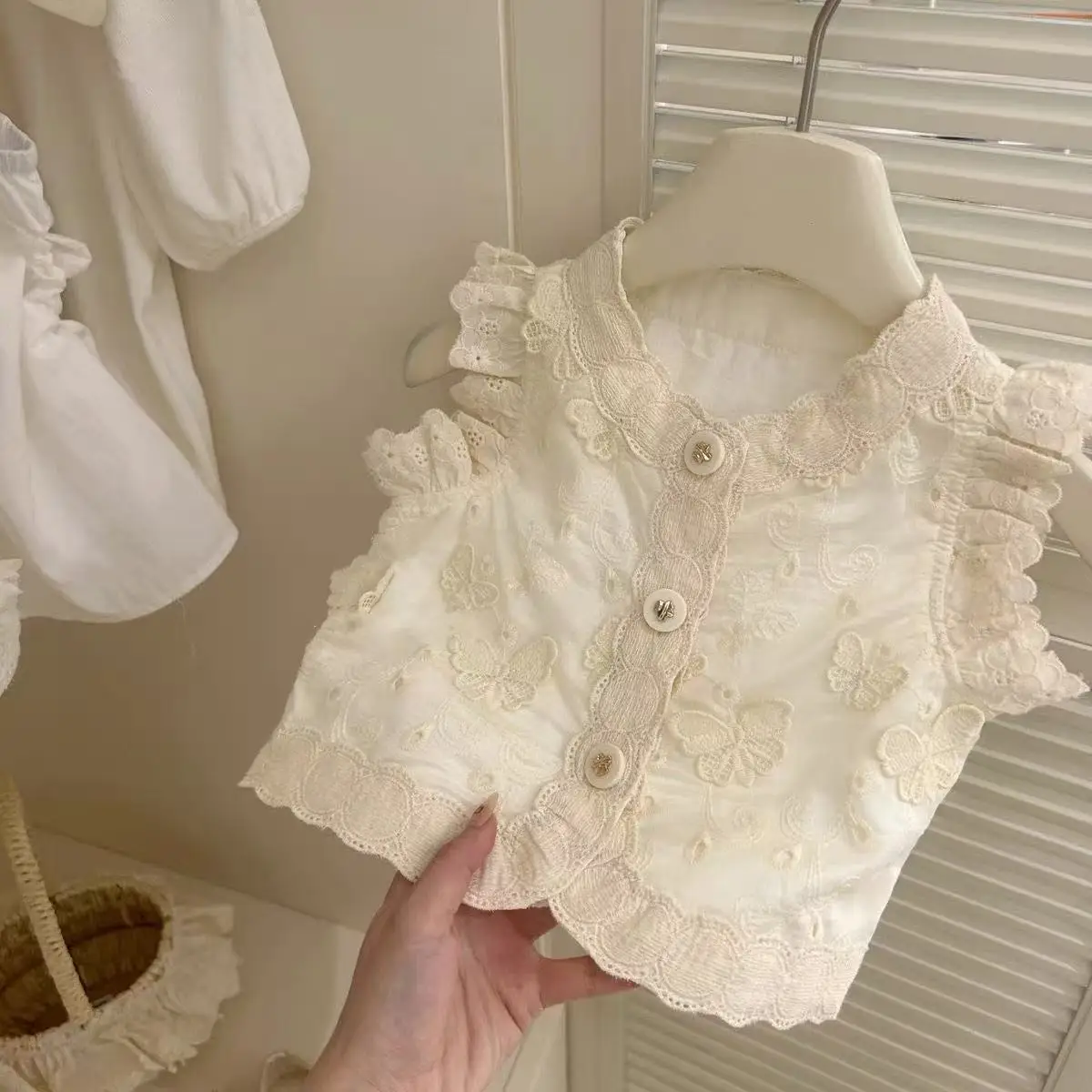 Girls' Summer New Set Children's Embroidered Lace Elegant Sweet Top Shorts Baby Two Piece Set Kids Outfits
Girls' Summer New Set Children's Embroidered Lace Elegant Sweet Top Shorts Baby Two Piece Set Kids Outfits