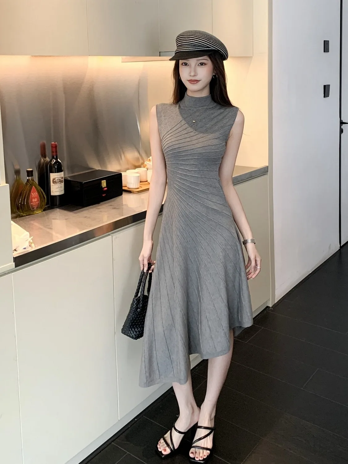 High Collar Sleeveless Knitted Dress Women Summer Slim Fit Asymmetrical Waist Cinched Design Sense Gored Midi Skirt
High Collar Sleeveless Knitted Dress Women Summer Slim Fit Asymmetrical Waist Cinched Design Sense Gored Midi Skirt