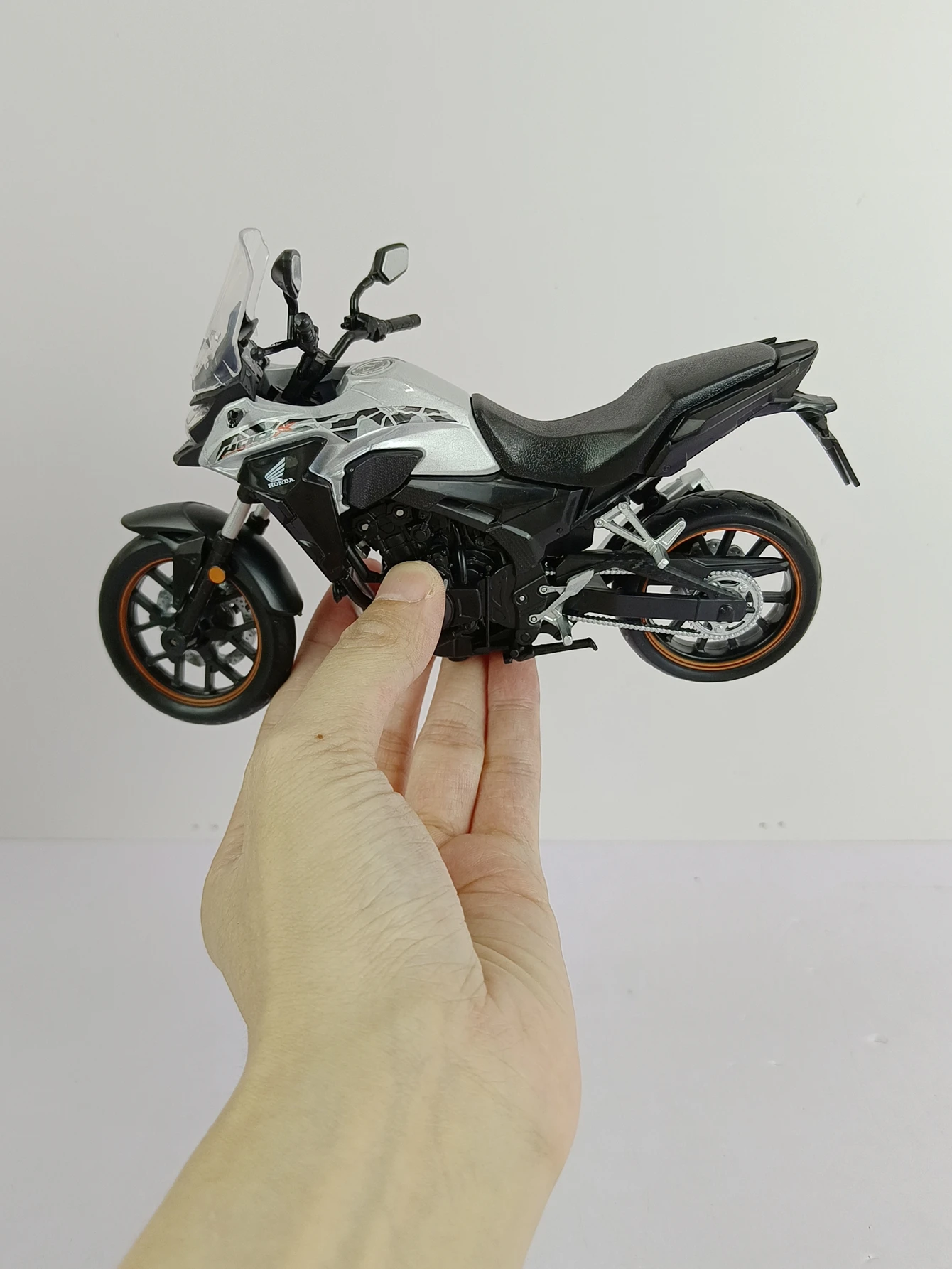CCA 1:12 Simulated Honda CB400X Motorcycle Alloy Model Static Locomotive Ornament Collection Gift Desktop Decoration
CCA 1:12 Simulated Honda CB400X Motorcycle Alloy Model Static Locomotive Ornament Collection Gift Desktop Decoration