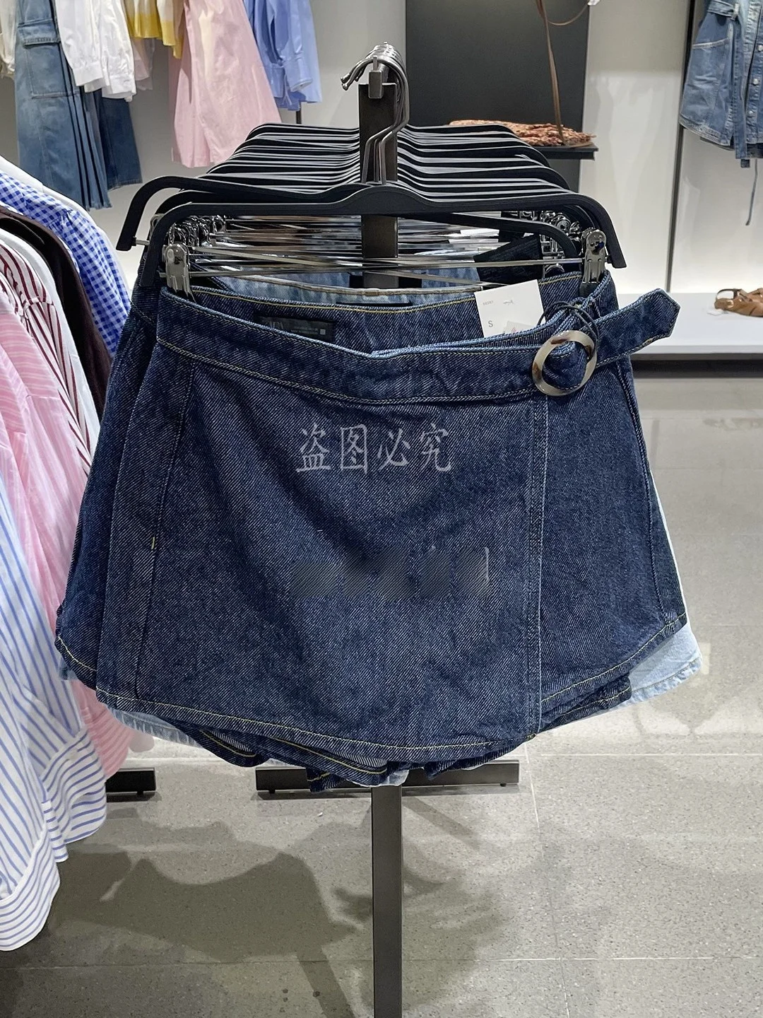 New Summer Women's Fashionable Mid-Waist A-Line Denim Casual Double Button Skirt-Pants 2026 Trendy Girl Style No Brand
New Summer Women's Fashionable Mid-Waist A-Line Denim Casual Double Button Skirt-Pants 2026 Trendy Girl Style No Brand