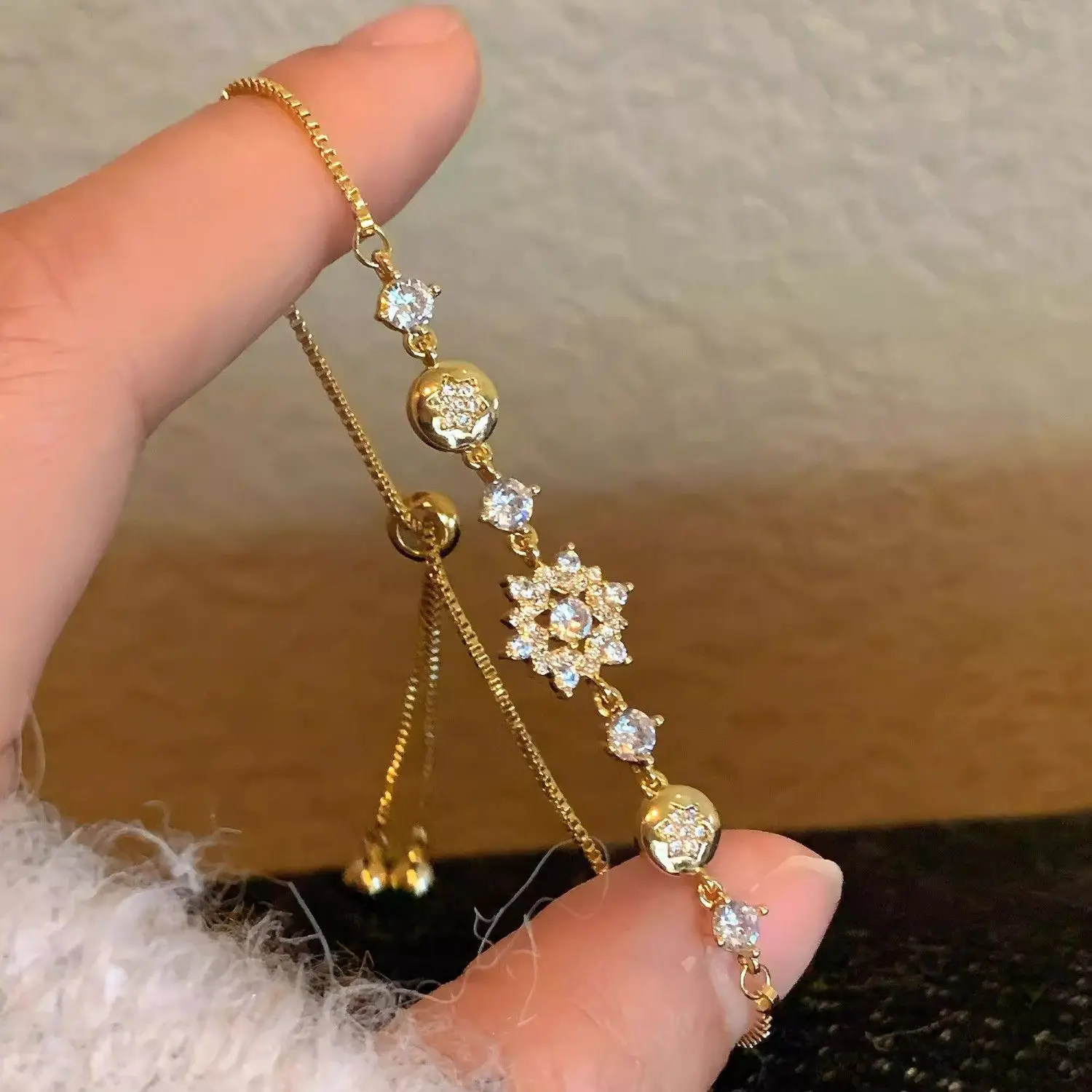 Winter snowflakes retro exquisite niche design and high-gloss zircon adjustable pull-out bracelet
Winter snowflakes retro exquisite niche design and high-gloss zircon adjustable pull-out bracelet