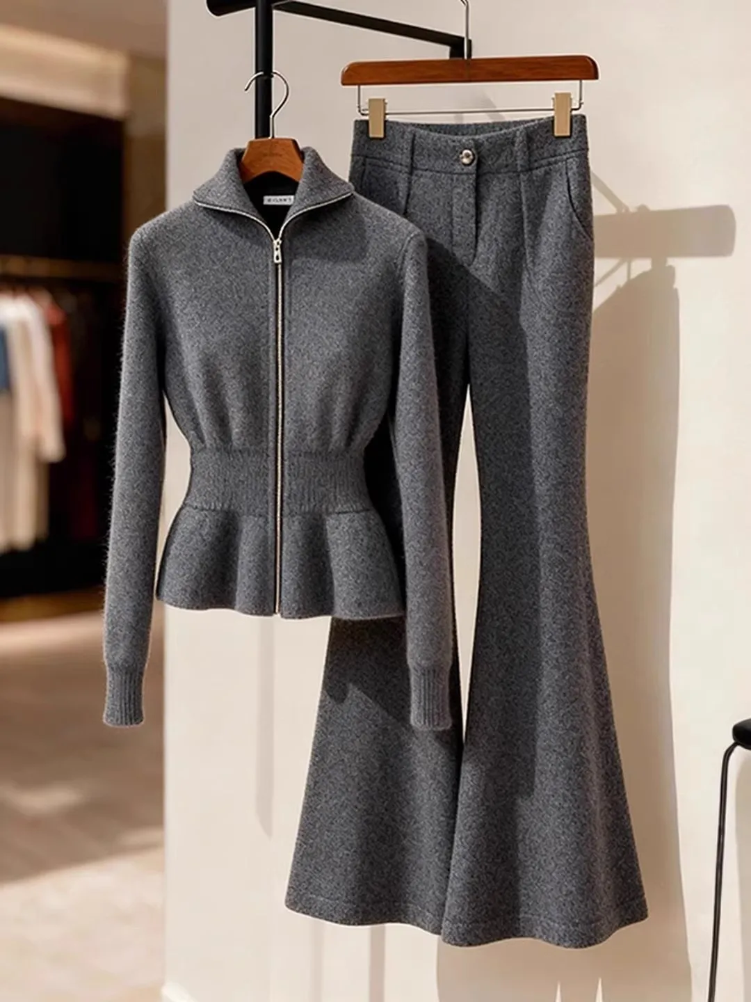 Korean Style Women's Knitted Two-Piece Set Slimming Cardigan And Flared Pants Autumn Winter Fashion Casual High Waist
Korean Style Women's Knitted Two-Piece Set Slimming Cardigan And Flared Pants Autumn Winter Fashion Casual High Waist