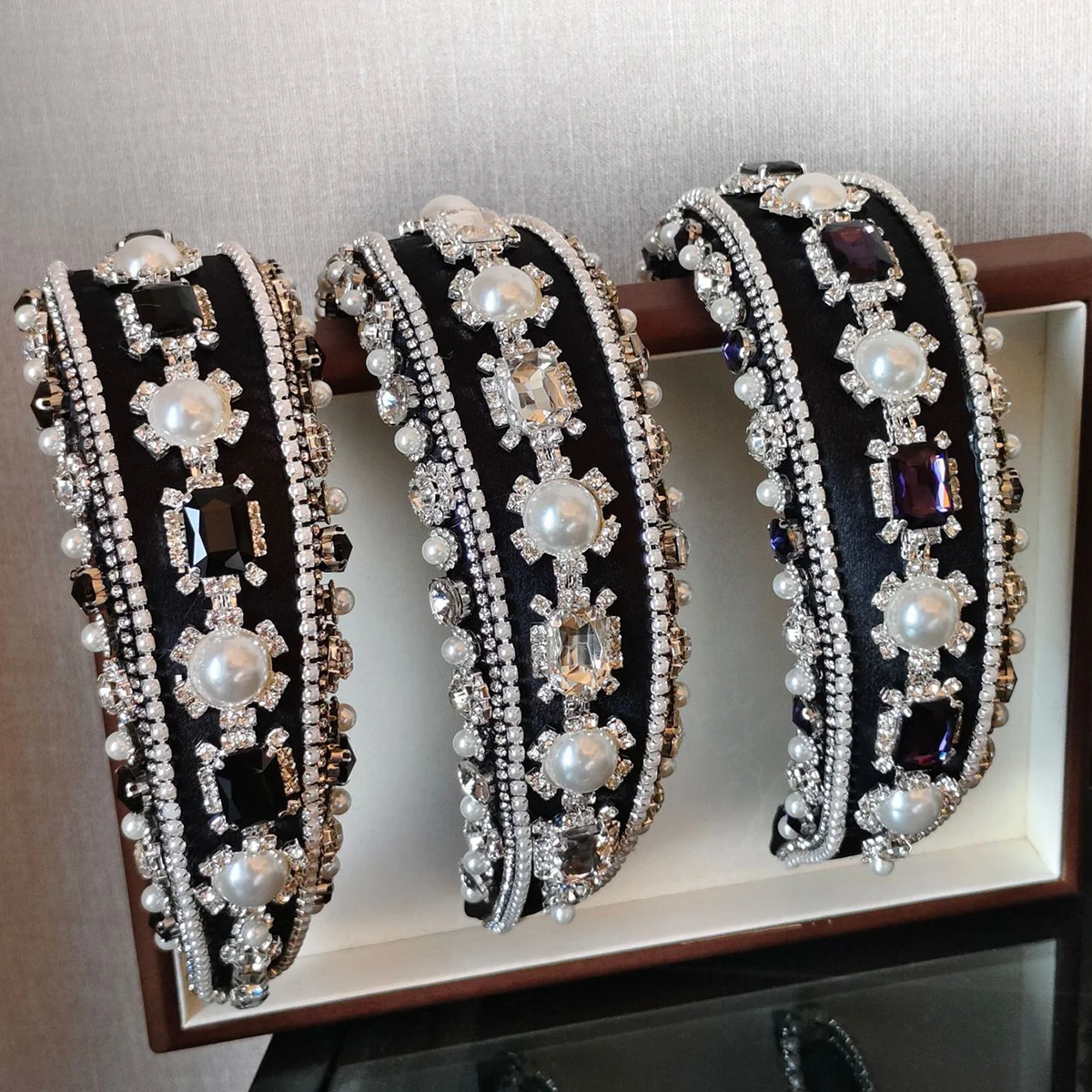 Wide Edges Padded Sponge Hairbands Hair Clip Full Diamond Pearl Palace Style Hair Bands Headband Banquet Hair Accessories
Wide Edges Padded Sponge Hairbands Hair Clip Full Diamond Pearl Palace Style Hair Bands Headband Banquet Hair Accessories