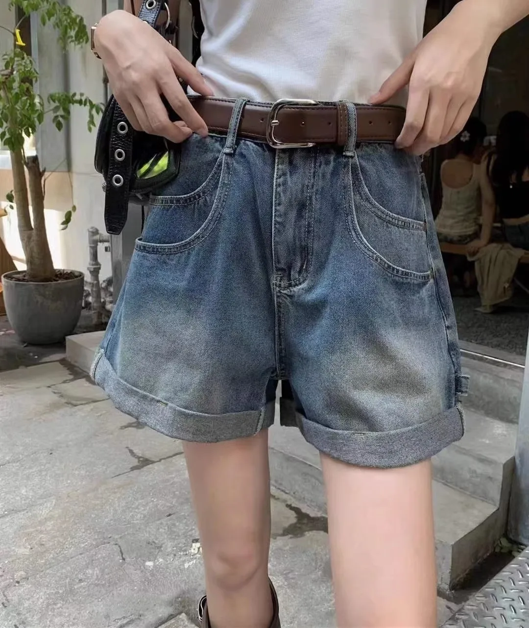 High Waist Wide Leg Denim Shorts Women's Summer Fashion Slimming A-Line Pants Hot Shorts Hip Covering Slimming Jeans
High Waist Wide Leg Denim Shorts Women's Summer Fashion Slimming A-Line Pants Hot Shorts Hip Covering Slimming Jeans