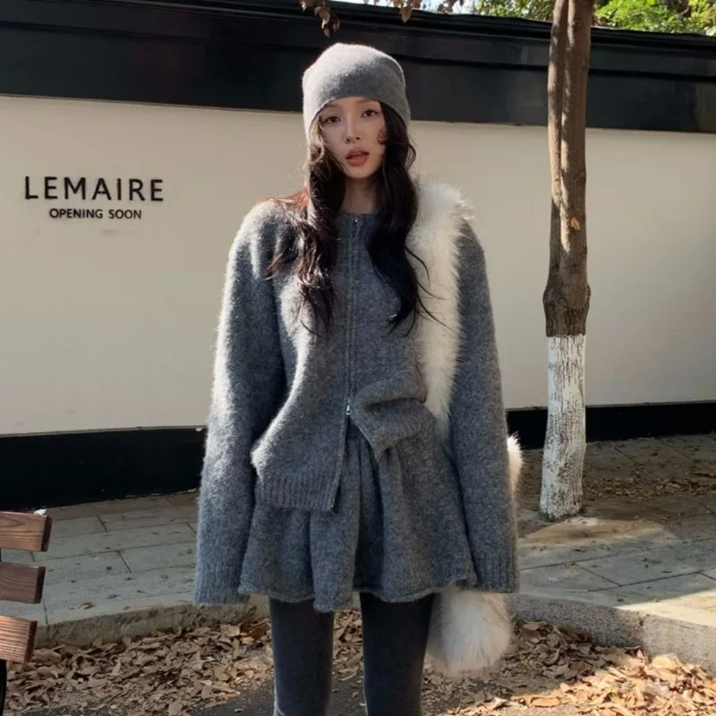 Plus-size Women's Autumn and Winter Fashion Casual Suit: Loose Knitted Cardigan + Sweater Skirt Two-piece Set
Plus-size Women's Autumn and Winter Fashion Casual Suit: Loose Knitted Cardigan + Sweater Skirt Two-piece Set