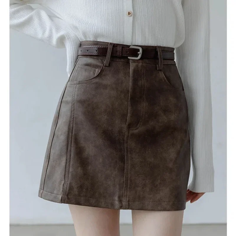 Простота офисных женщин, осень-зима, женский однотонный ремень на молнии, корейская мода, шикарная короткая тонкая юбка трапециевидной формы из искусственной кожи с высокой талией
Простота офисных женщин, осень-зима, женский однотонный ремень на молнии, корейская мода, шикарная короткая тонкая юбка трапециевидной формы из искусственной кожи с высокой талией